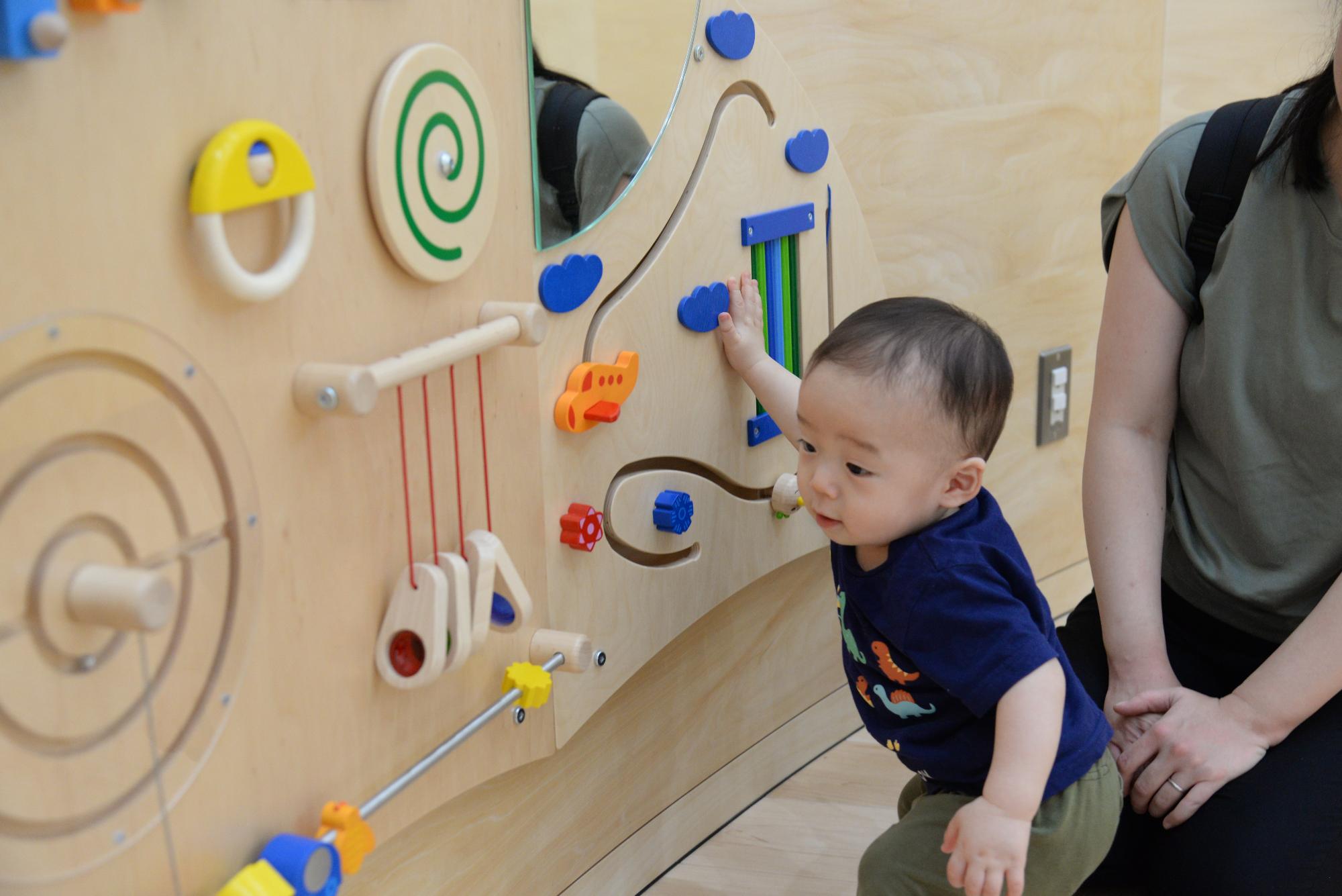 子どもが遊んでいる様子