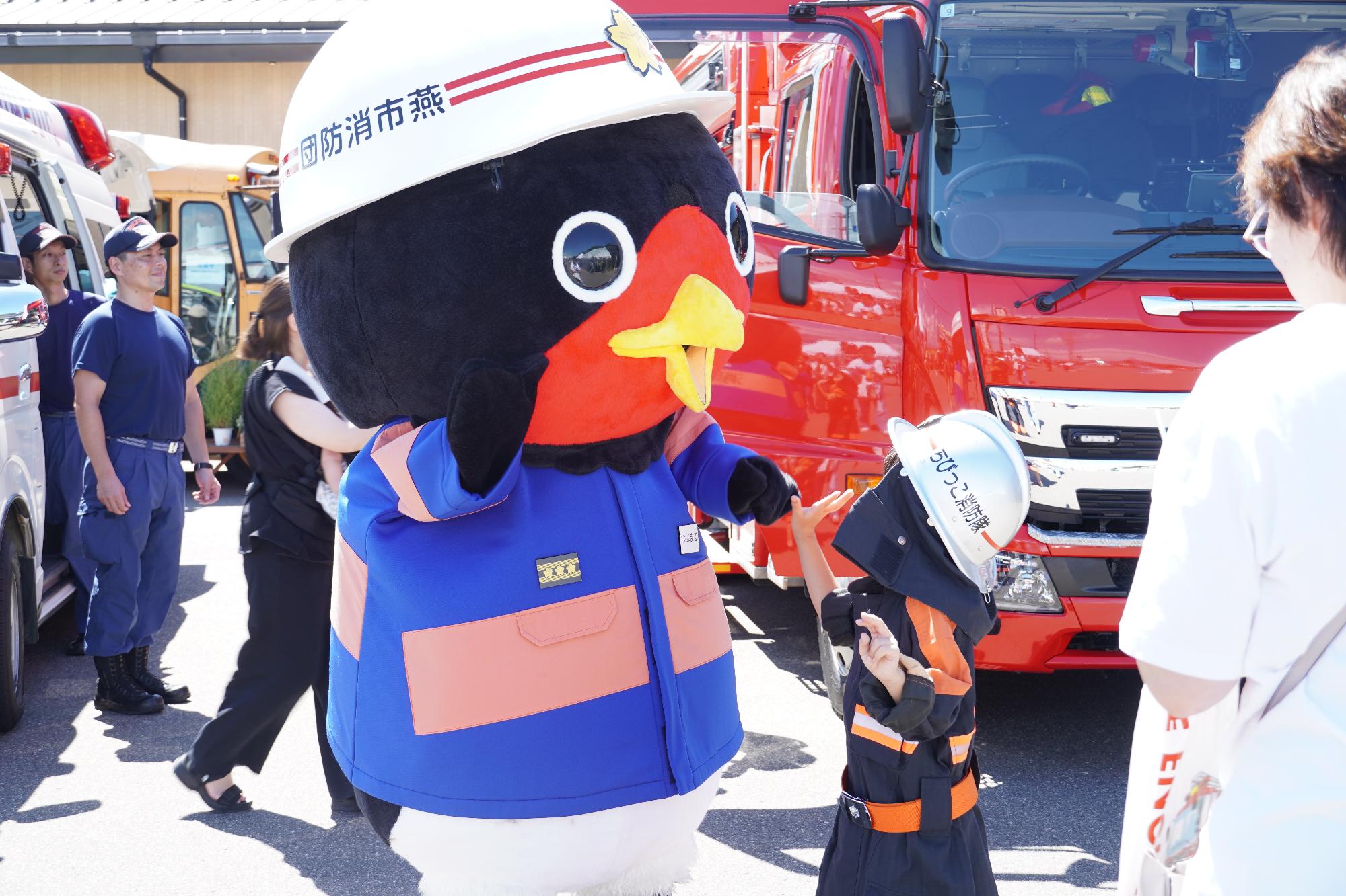 つばまるとハイタッチをする子どもの様子
