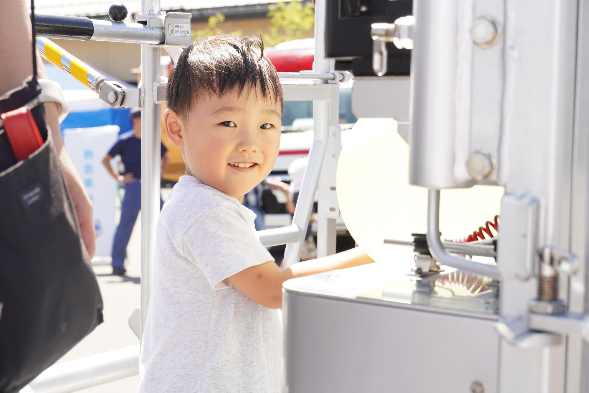 はしご車の搭乗体験をする子どもの様子