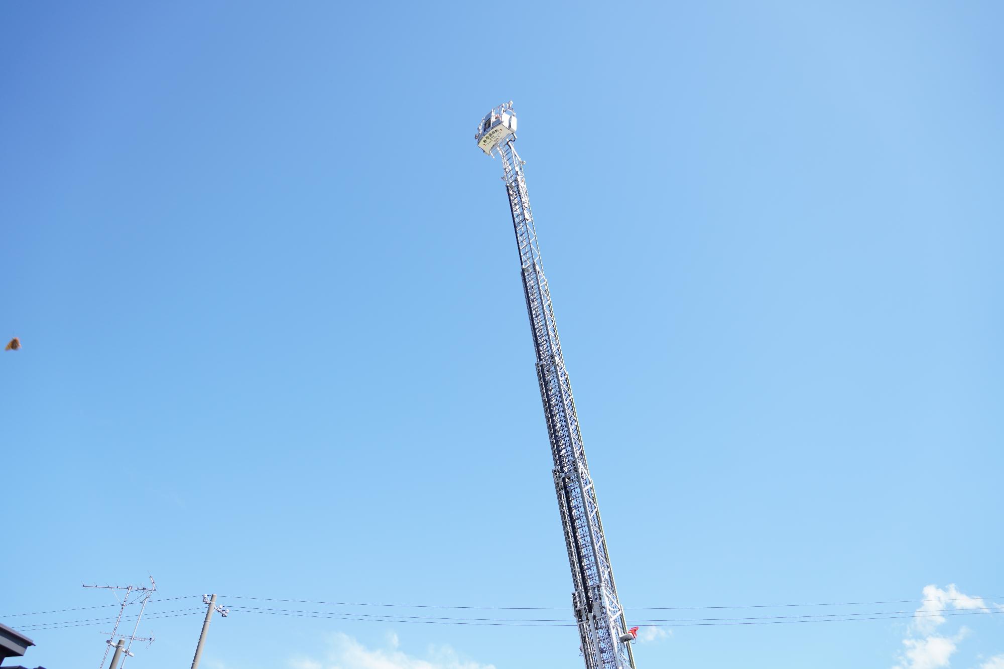 空高く上がるはしご車の様子