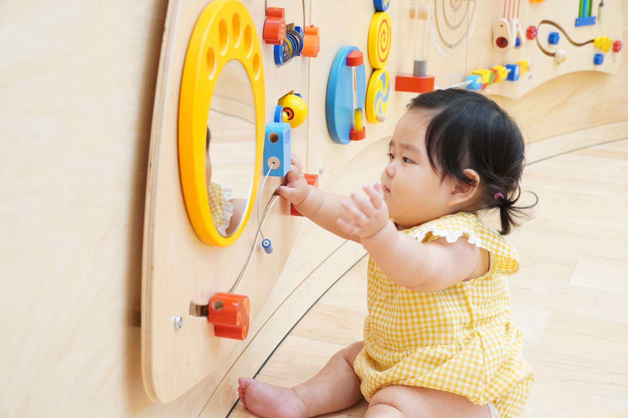 遊具で遊ぶ子供の様子