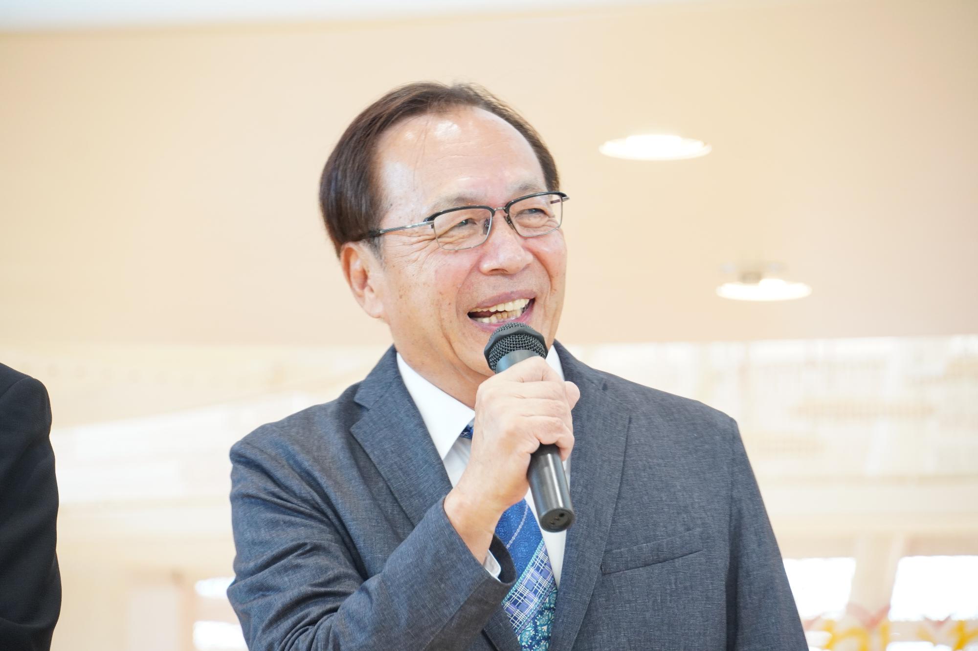 燕市PR大使田中秀幸さんが挨拶をしている様子