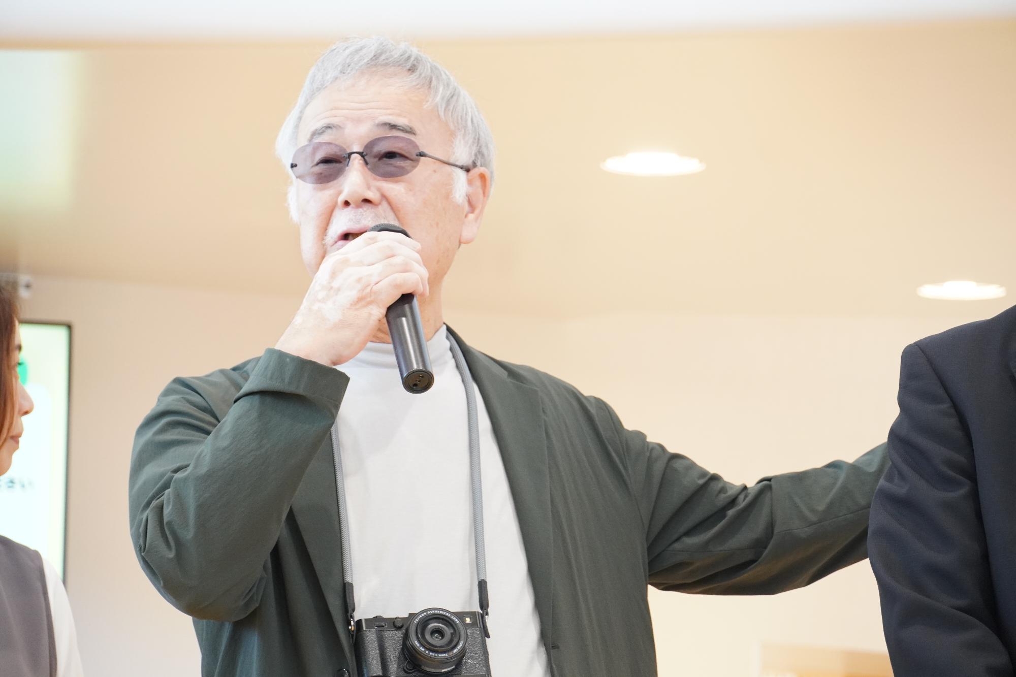 黒井健さんが挨拶をしている様子