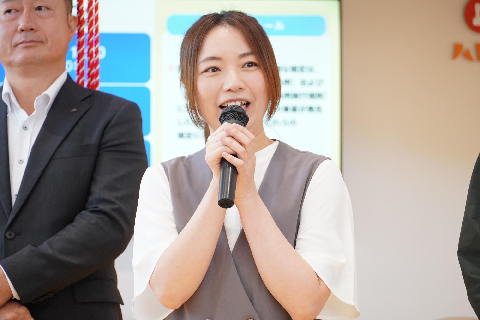 燕市PR大使本宮宏美さんが挨拶をしている様子