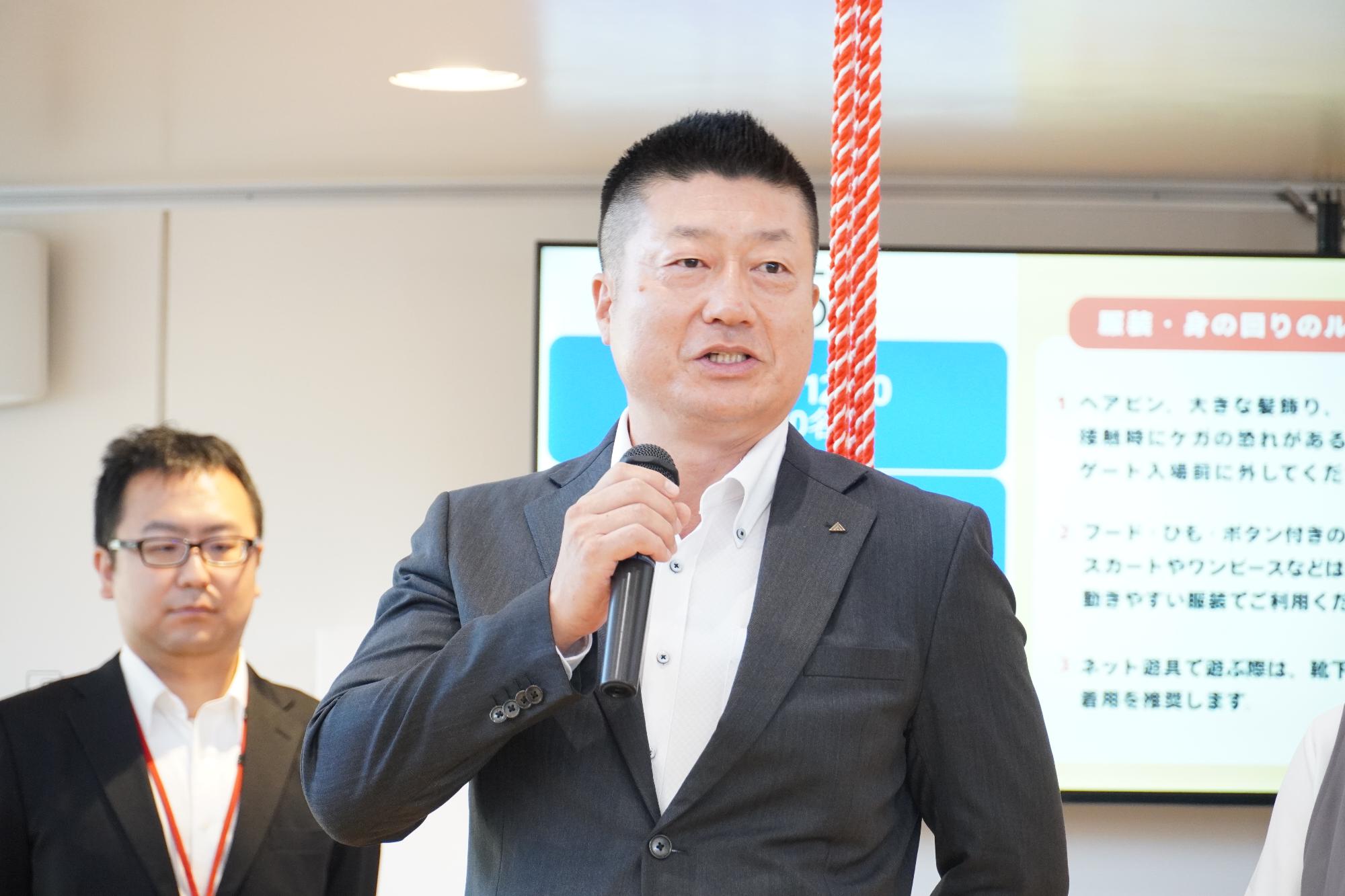 高橋克郎さんが挨拶をしている様子