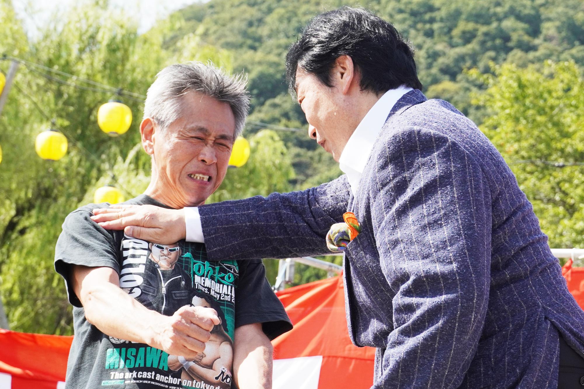 希望者にチョップする小橋さん