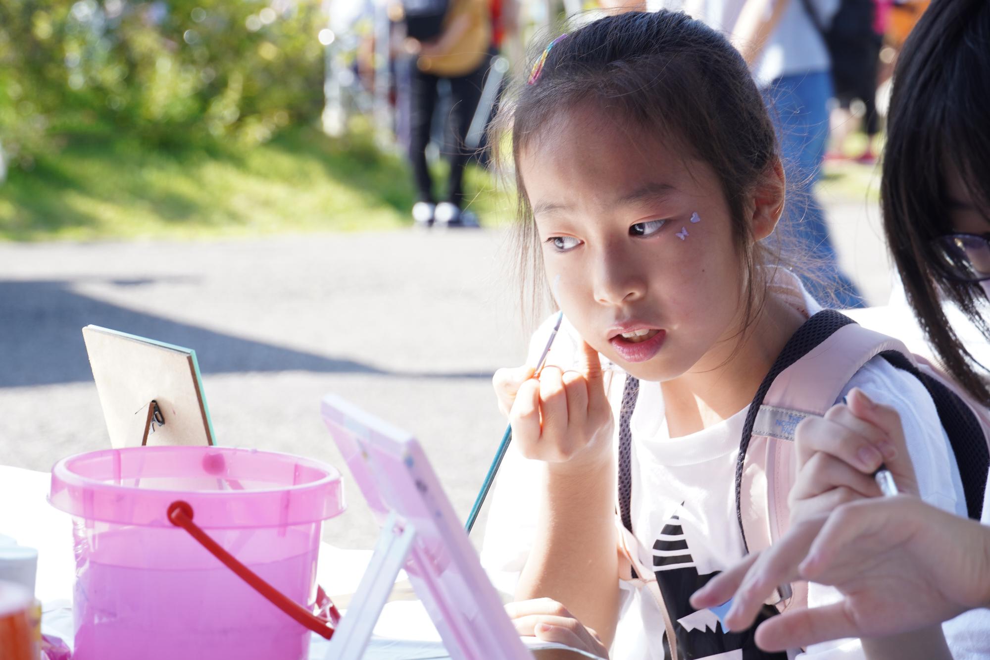 鬼メイクをする子ども