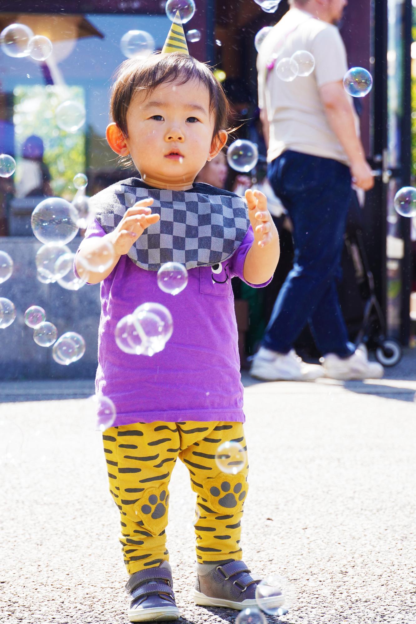 鬼メイクでシャボン玉で遊ぶ子ども