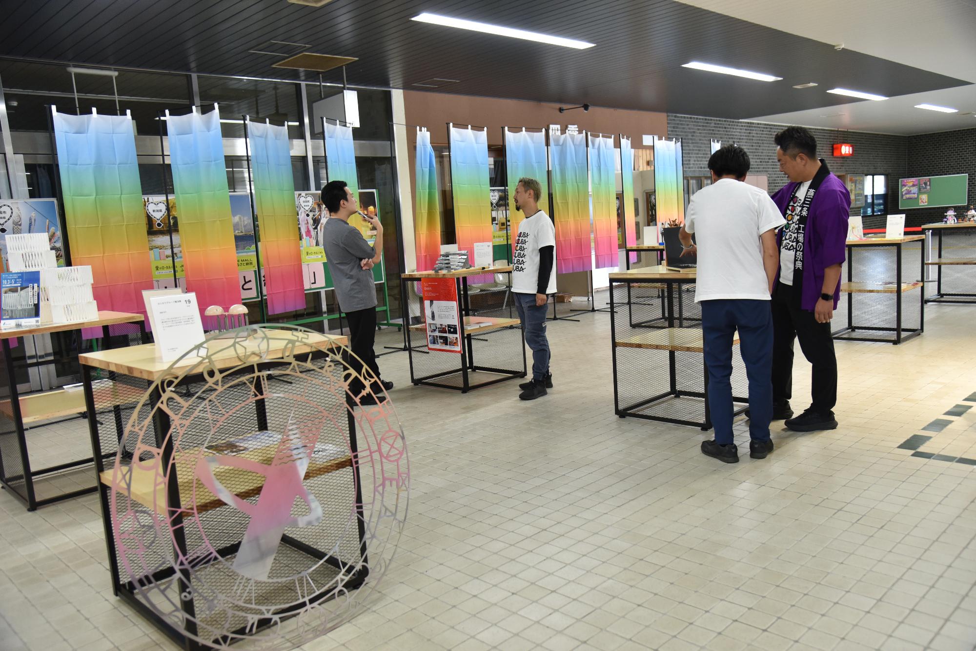 燕三条駅にある展示の様子