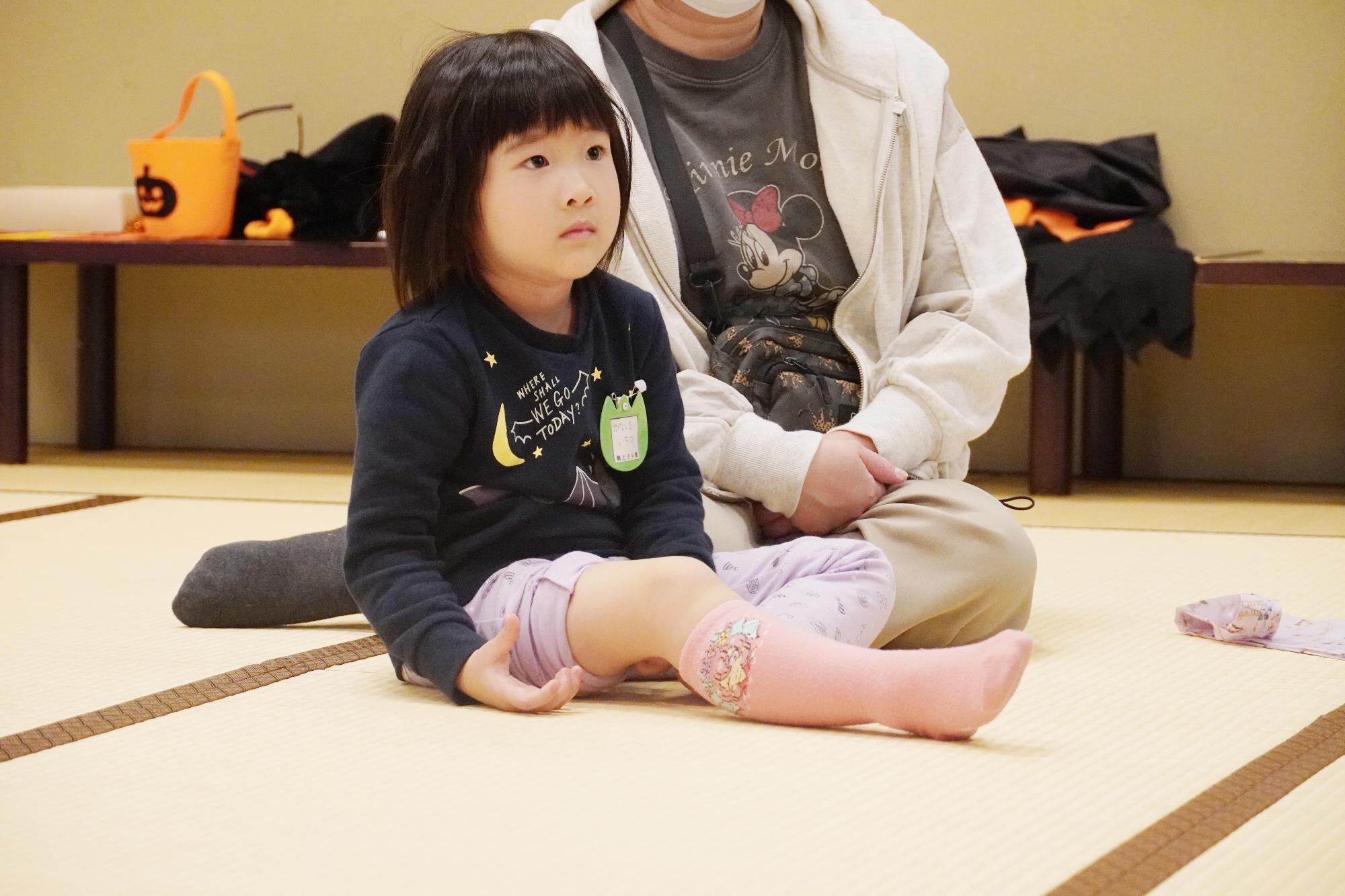 本の読み聞かせを聞いている様子