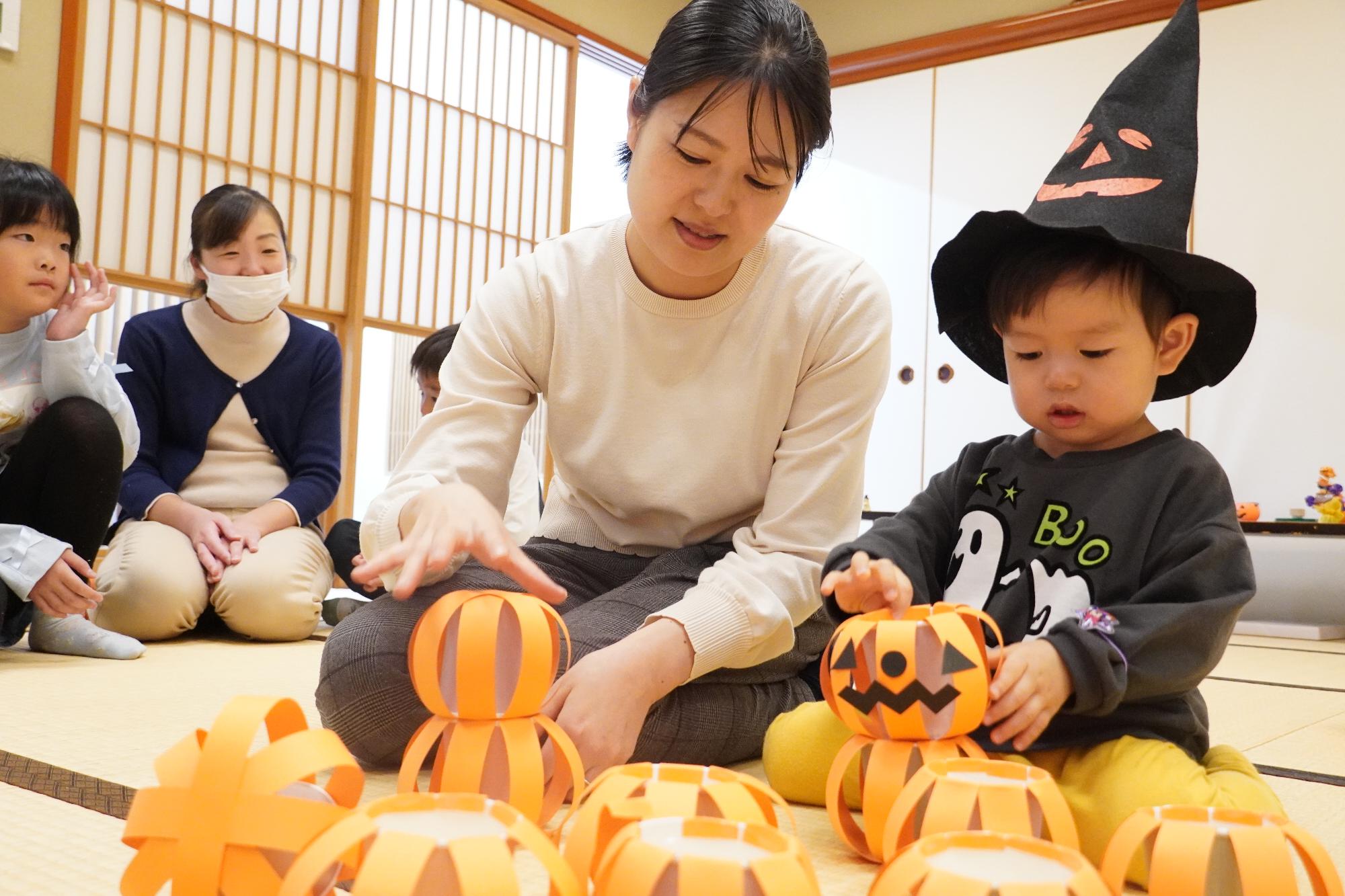 作ったカボチャの模型で遊んでいる様子