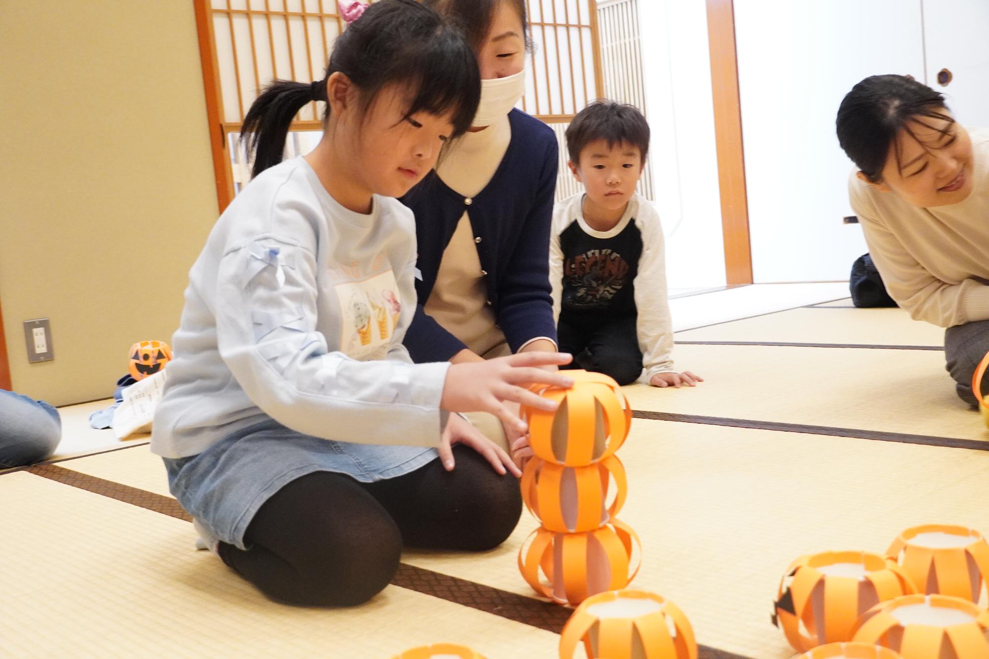 作ったカボチャの模型で遊んでいる様子