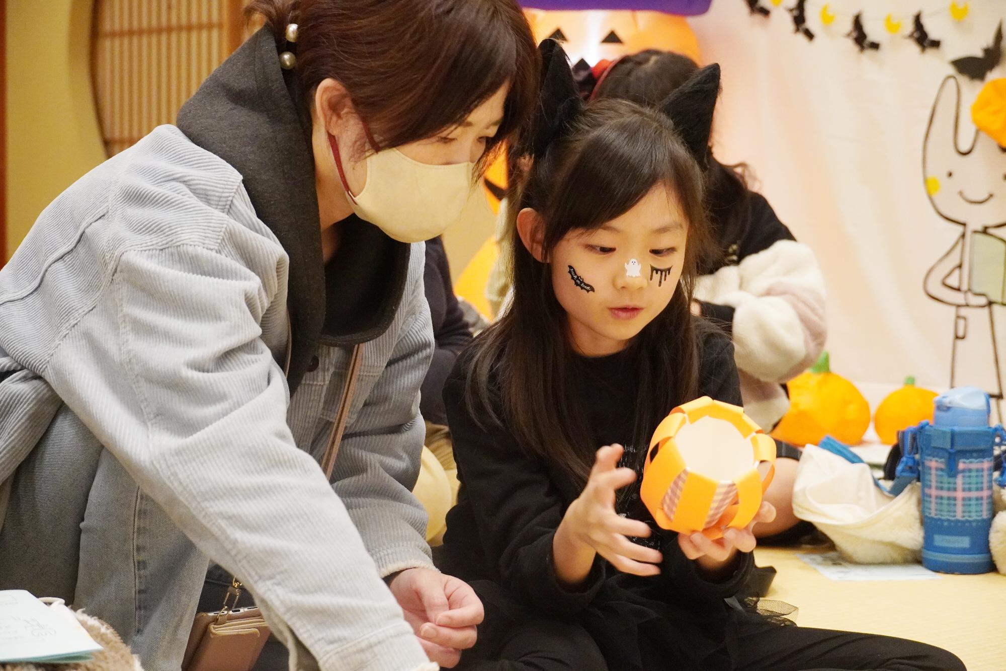 かぼちゃの模型を作っている様子