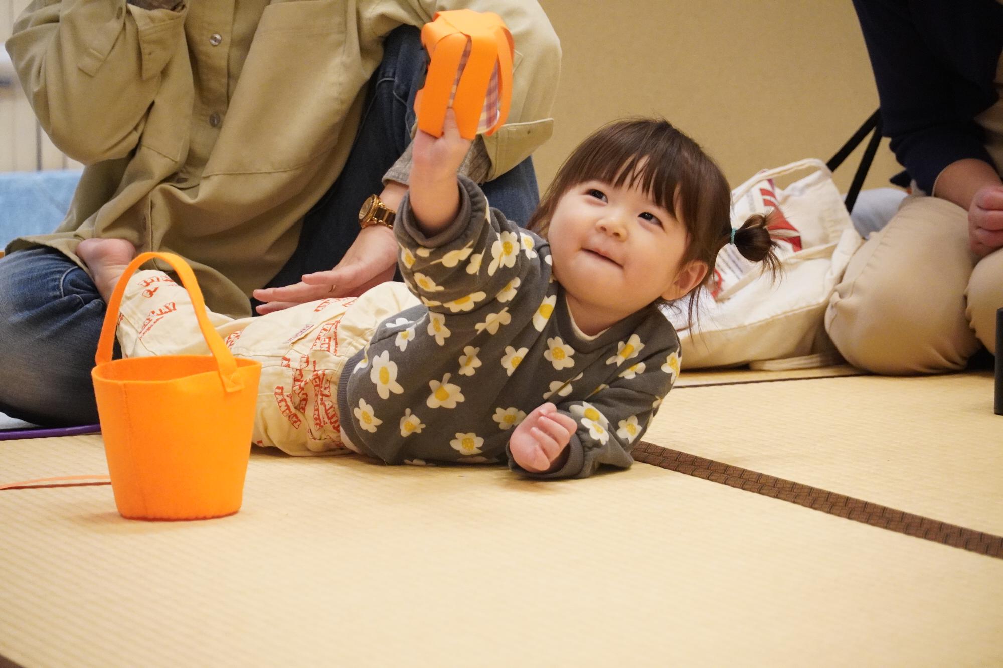かぼちゃの模型を持っている様子