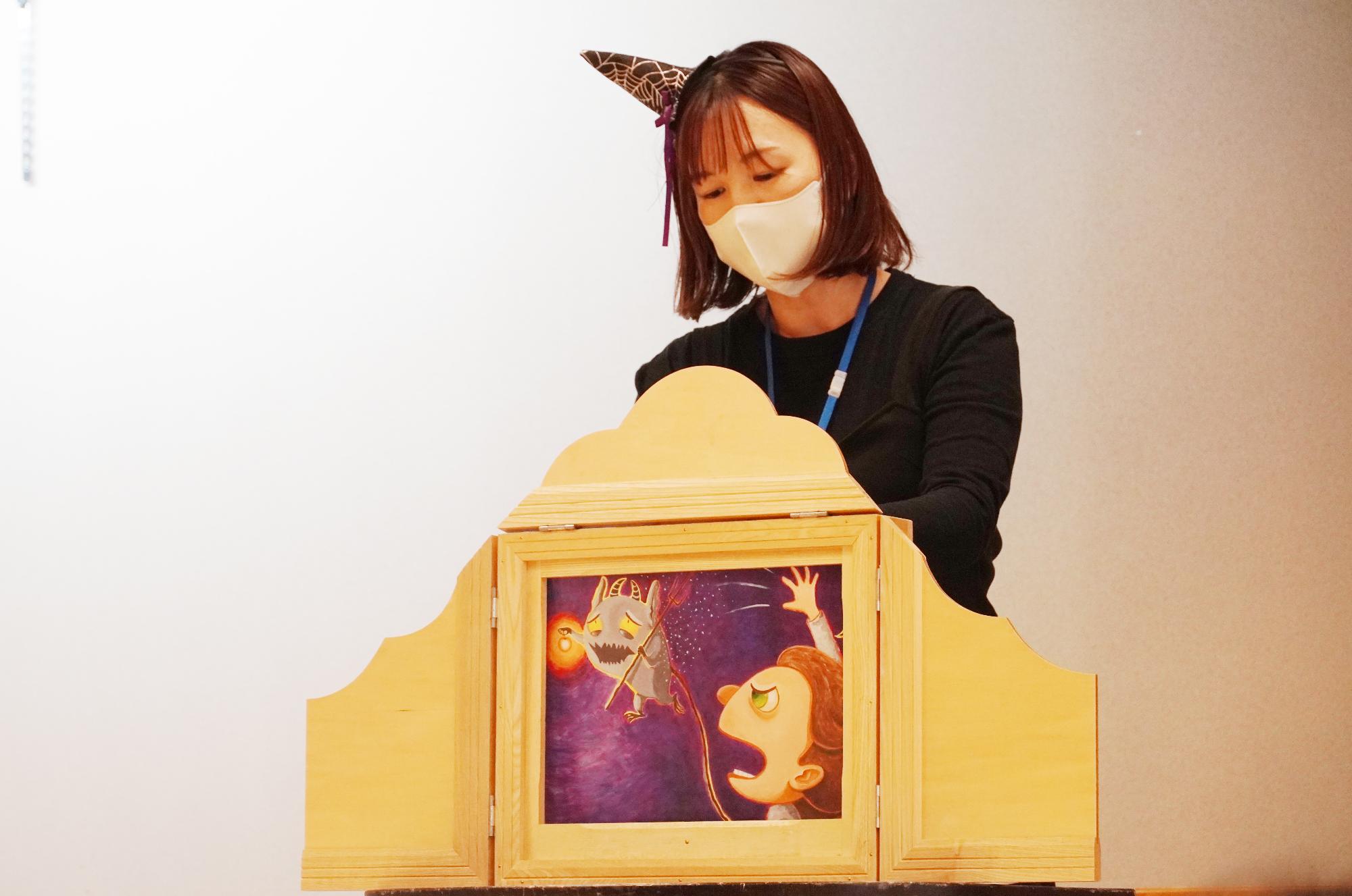 紙芝居を読んでいる様子