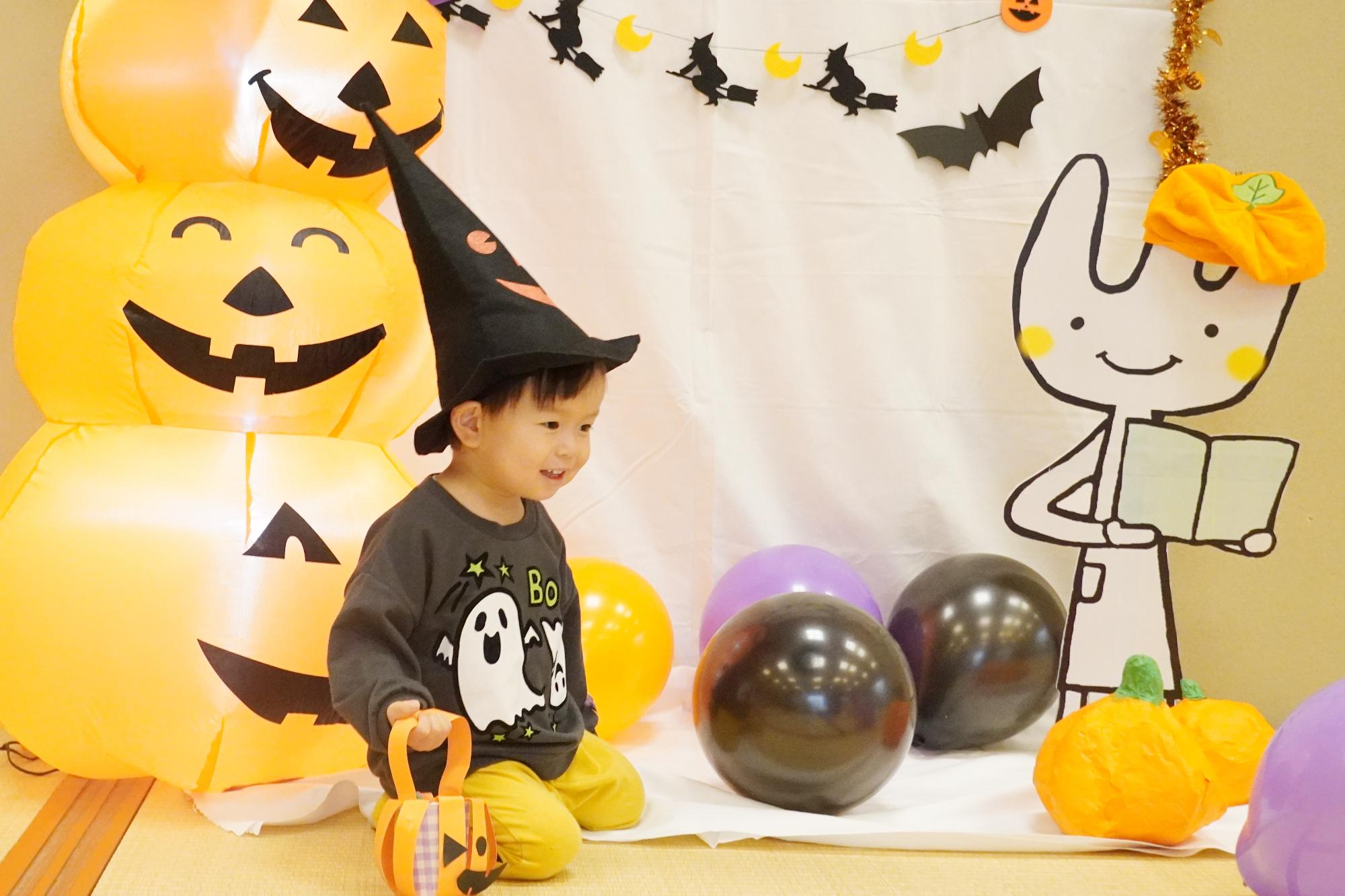 仮装をしてフォトブースにいる様子