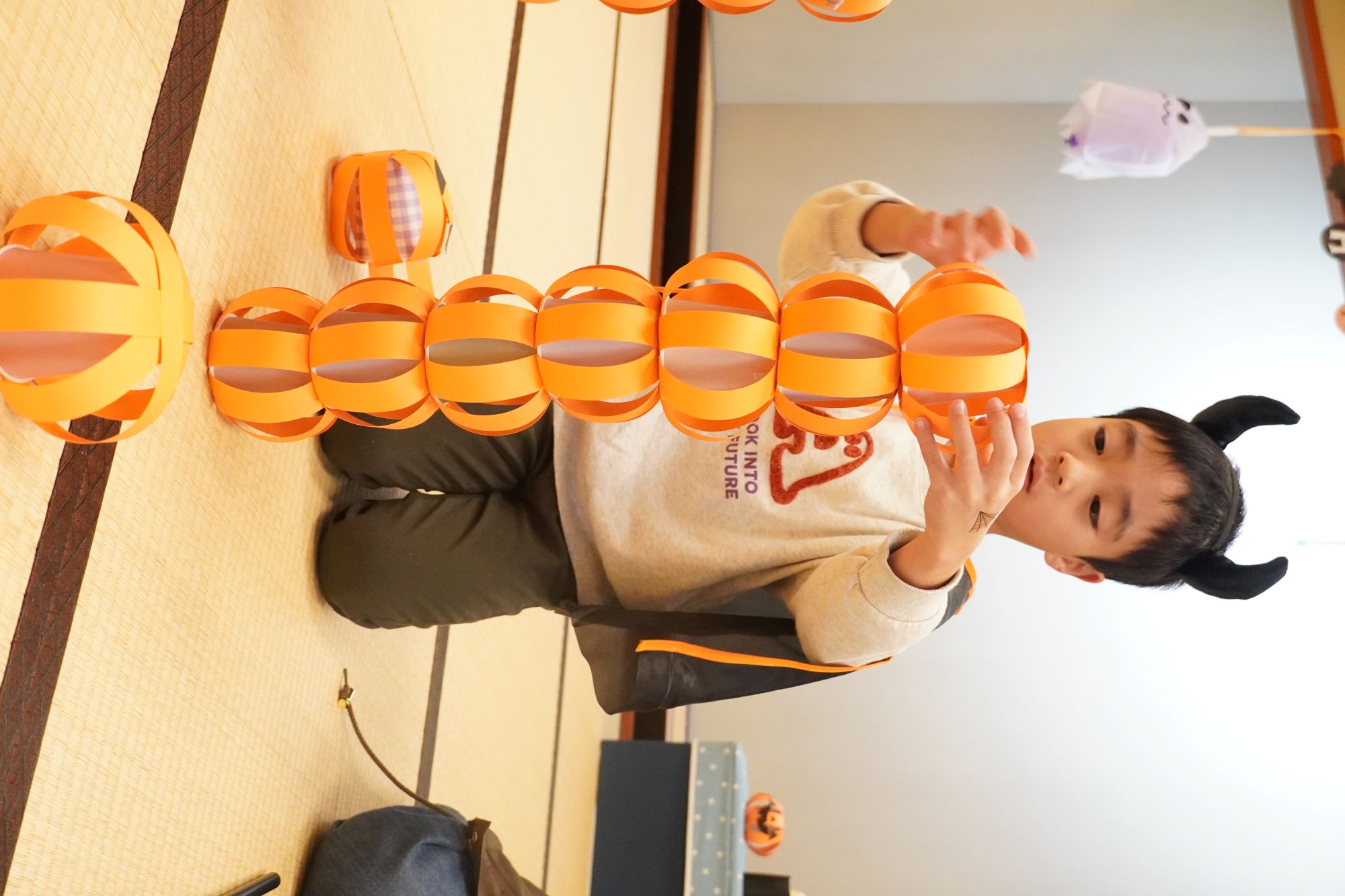 かぼちゃを積み上げるゲームをしている様子