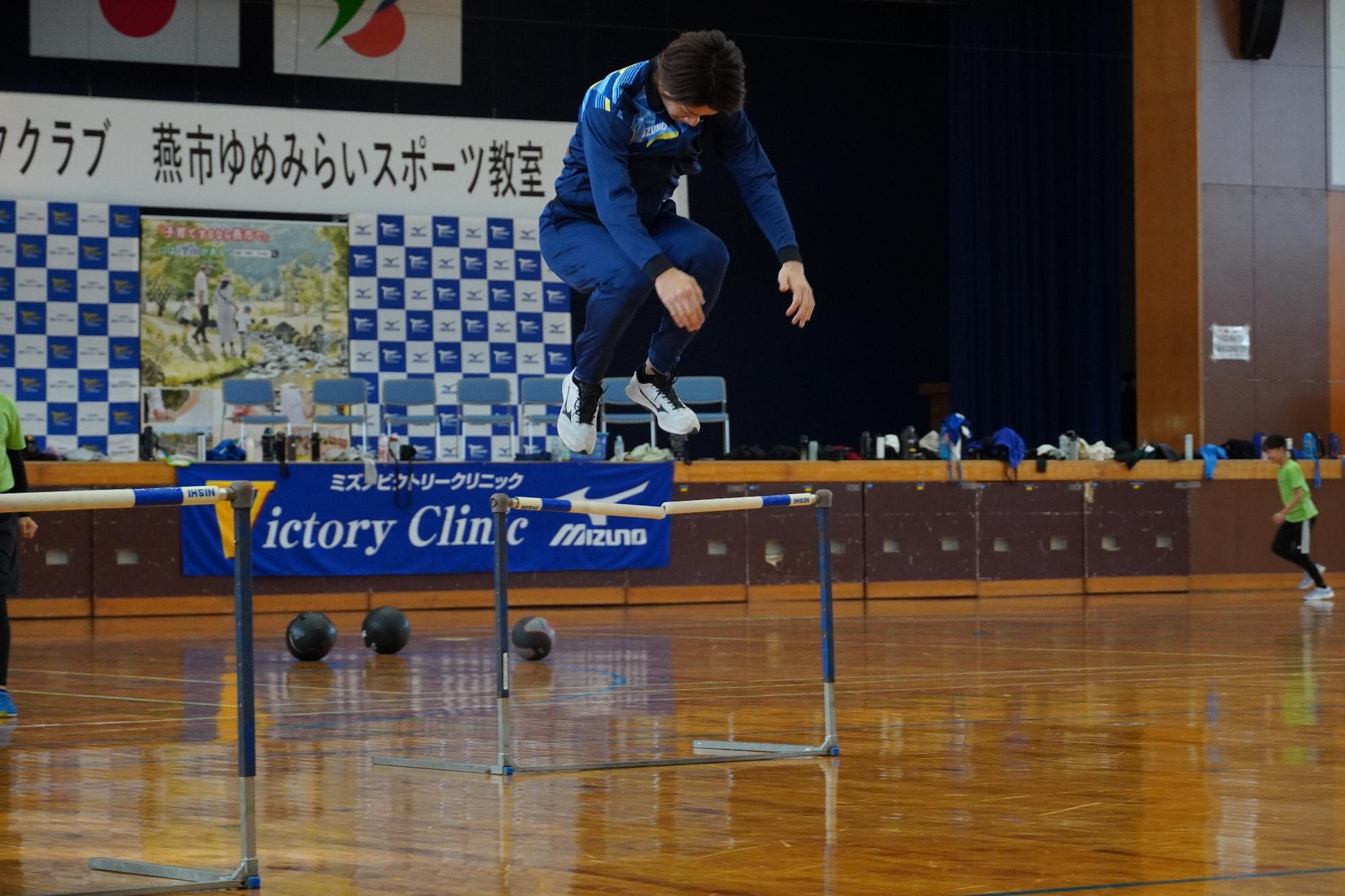 選手がハードルを飛び越えている様子