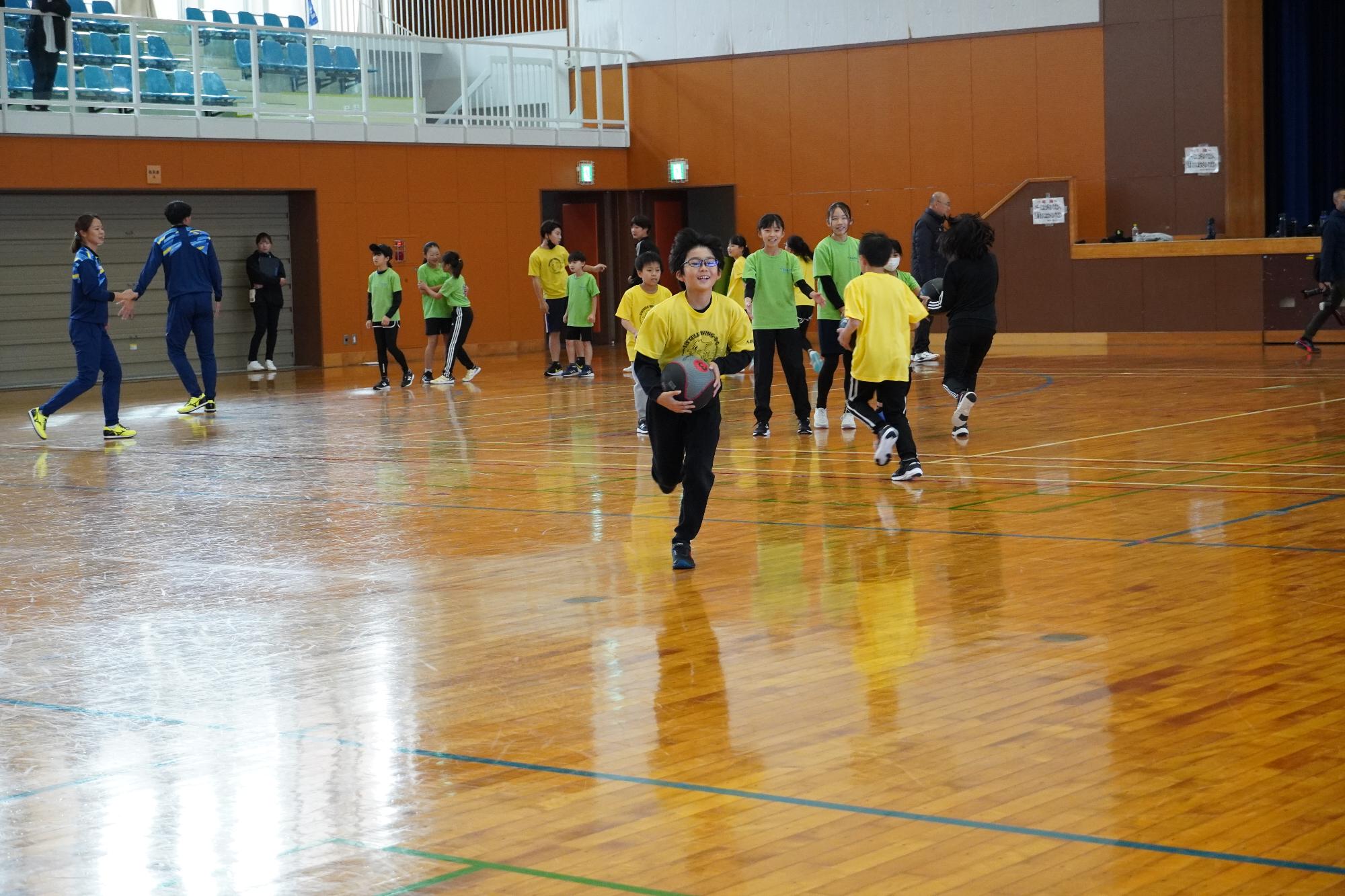 球体を持っていく様子