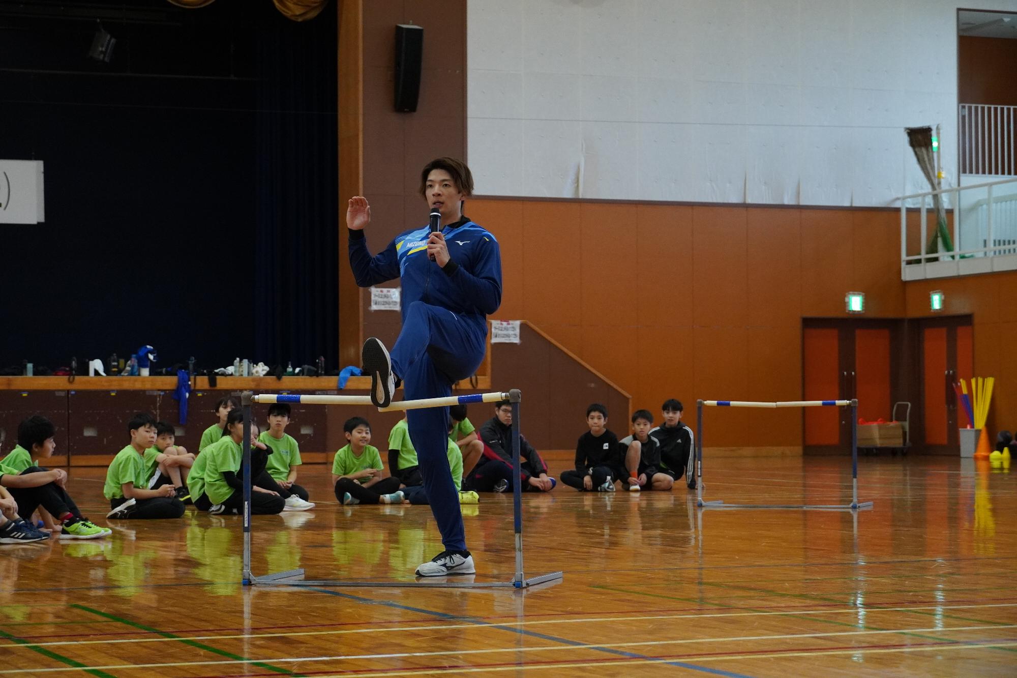 ハードルを教えている様子