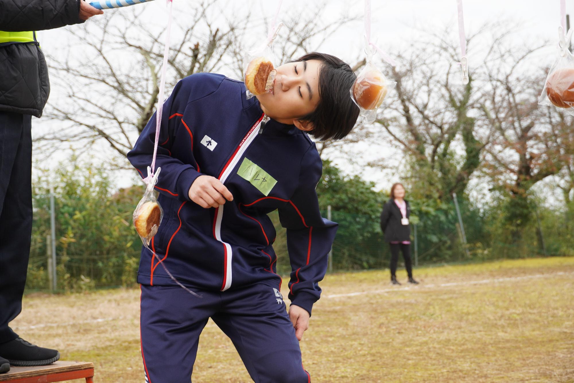 パンを食べる人