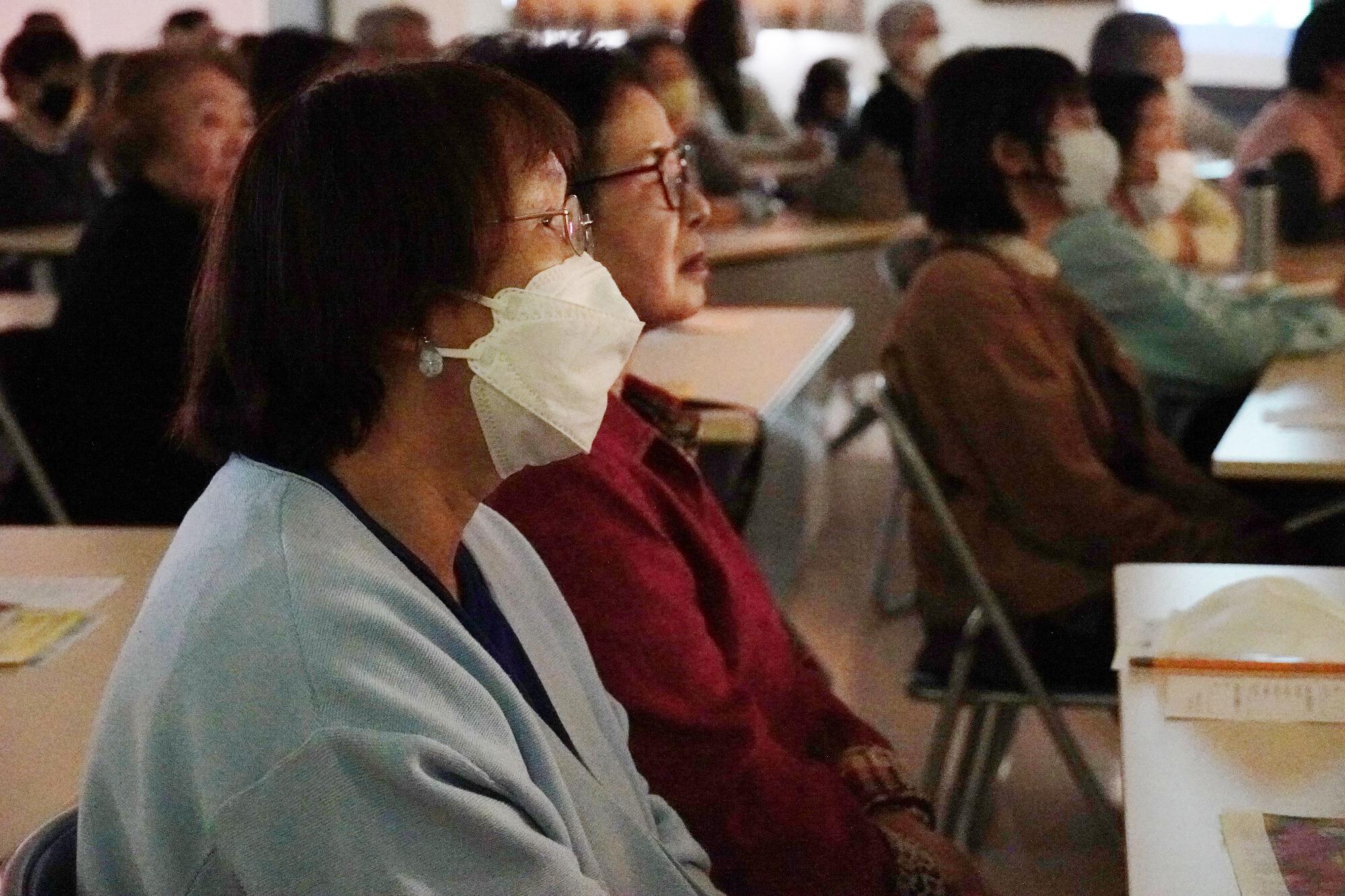 「オレンジ・ランプ」を鑑賞している様子