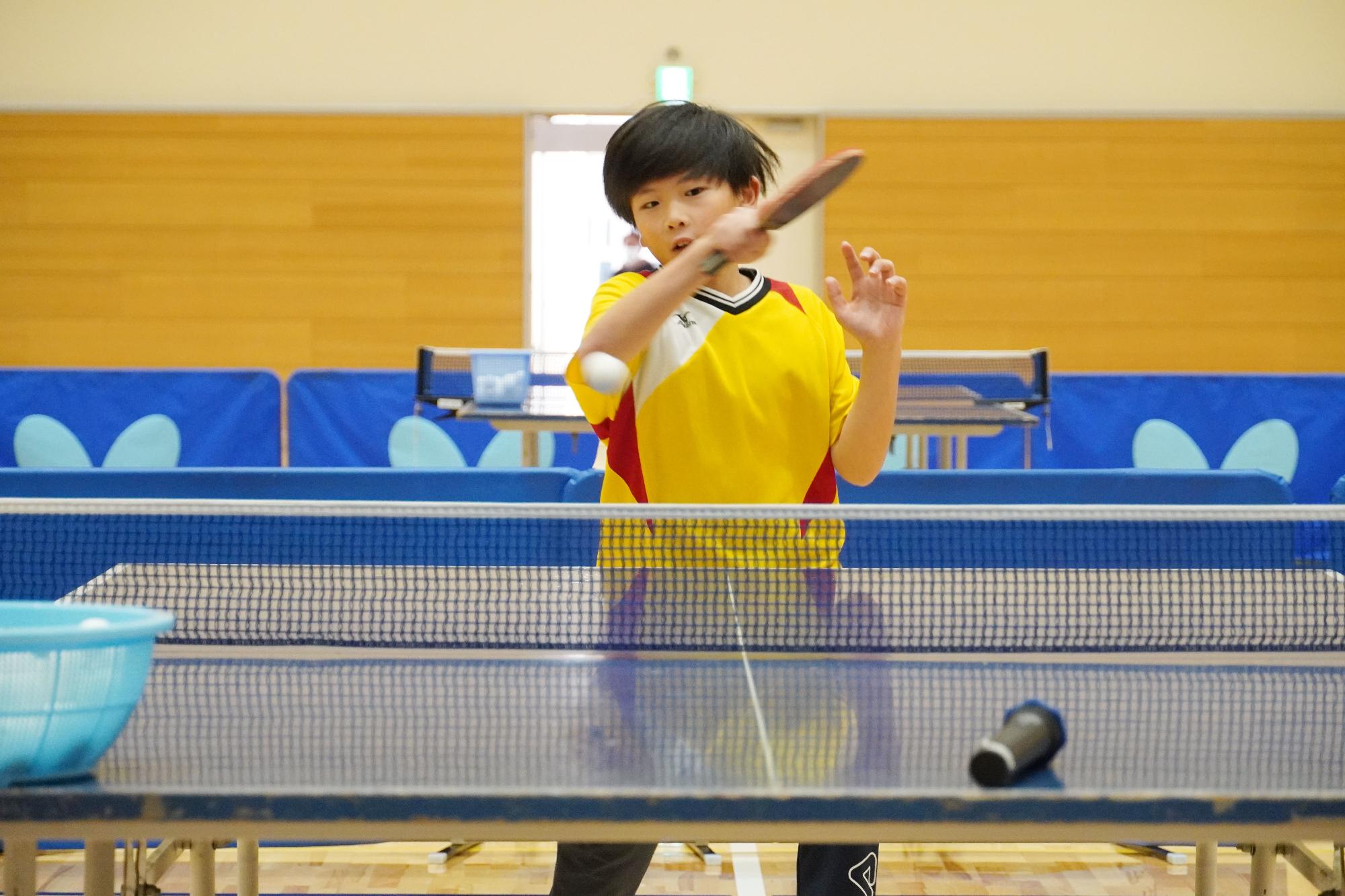 準備運動をする生徒の様子