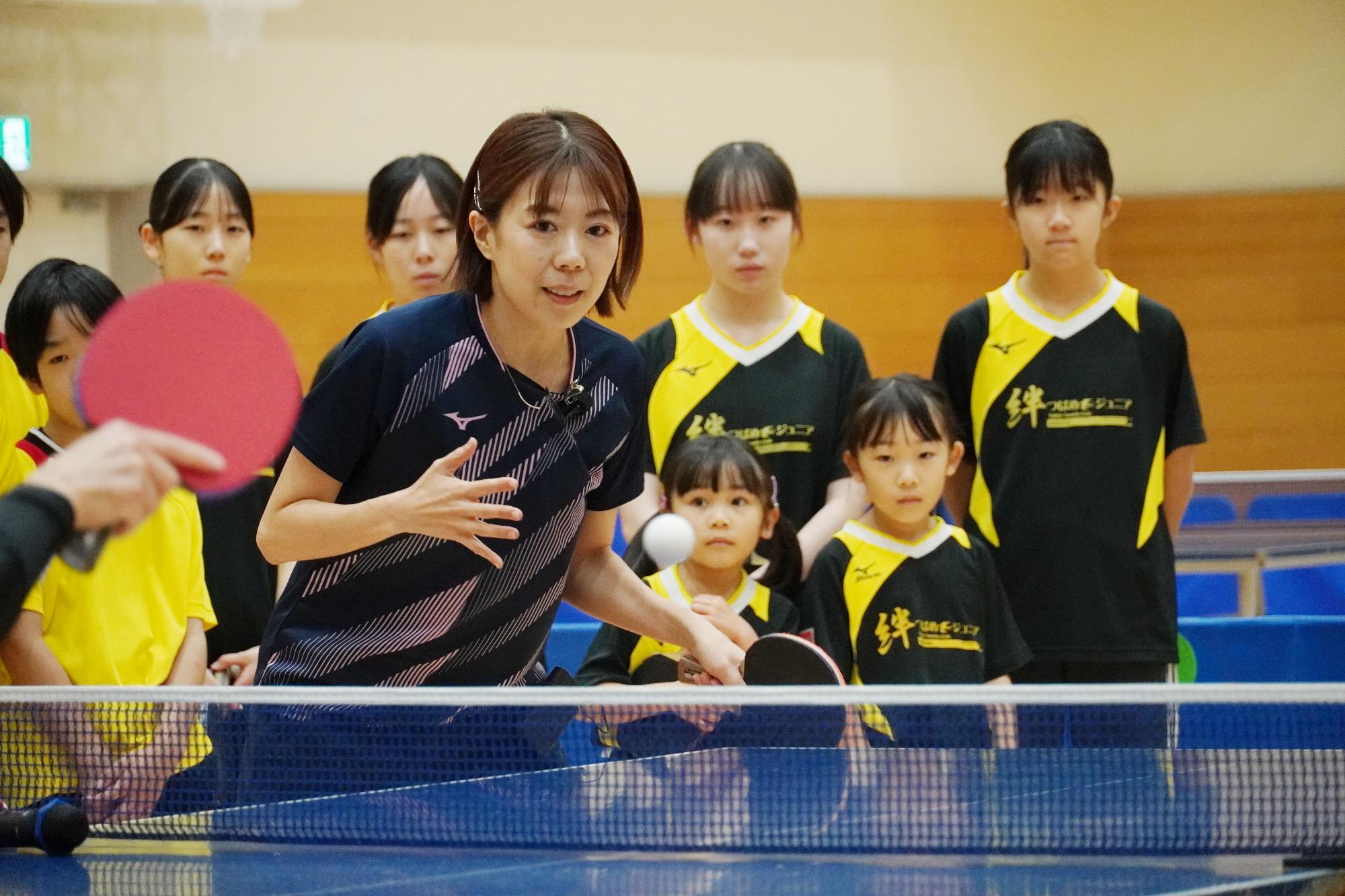 生徒に卓球を教えている様子