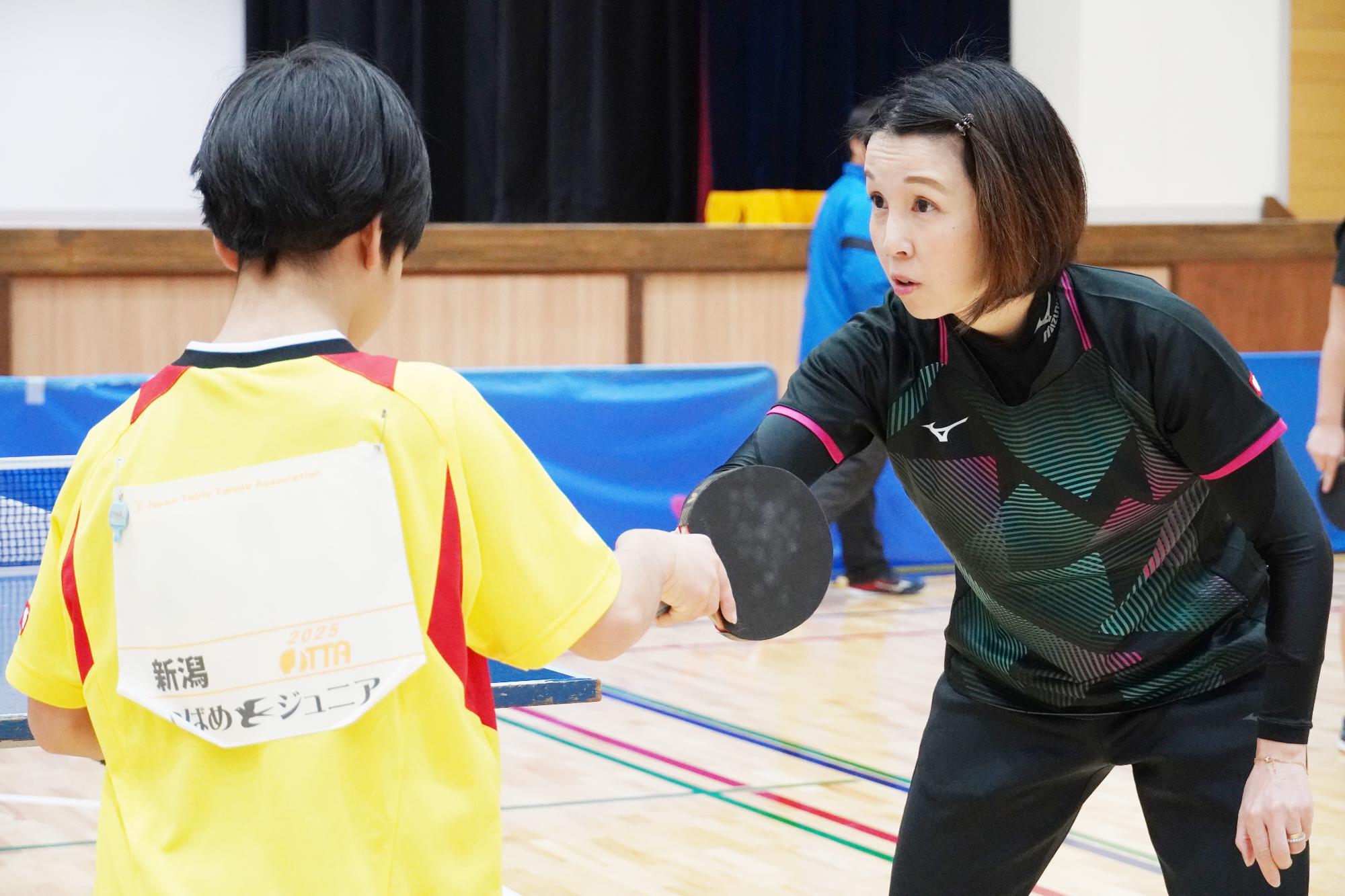 打ち方を指導している様子