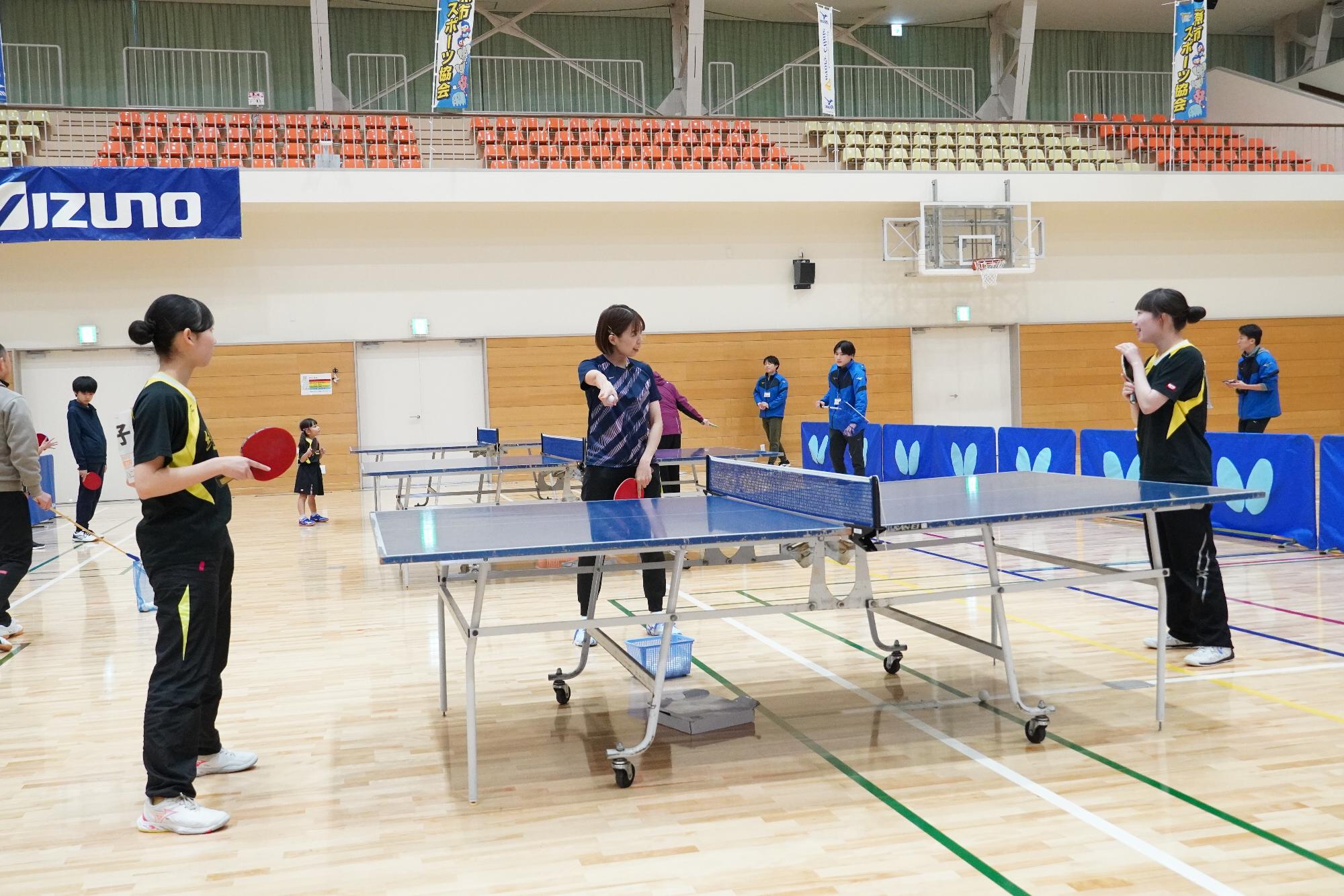 打ち方を指導している様子