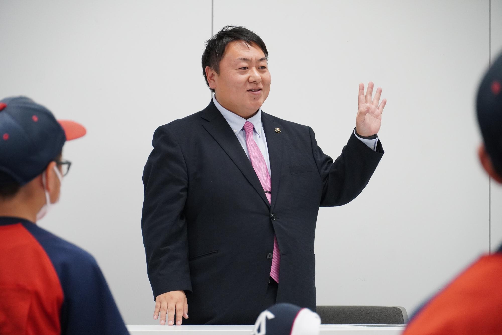 贈呈式であいさつする市長