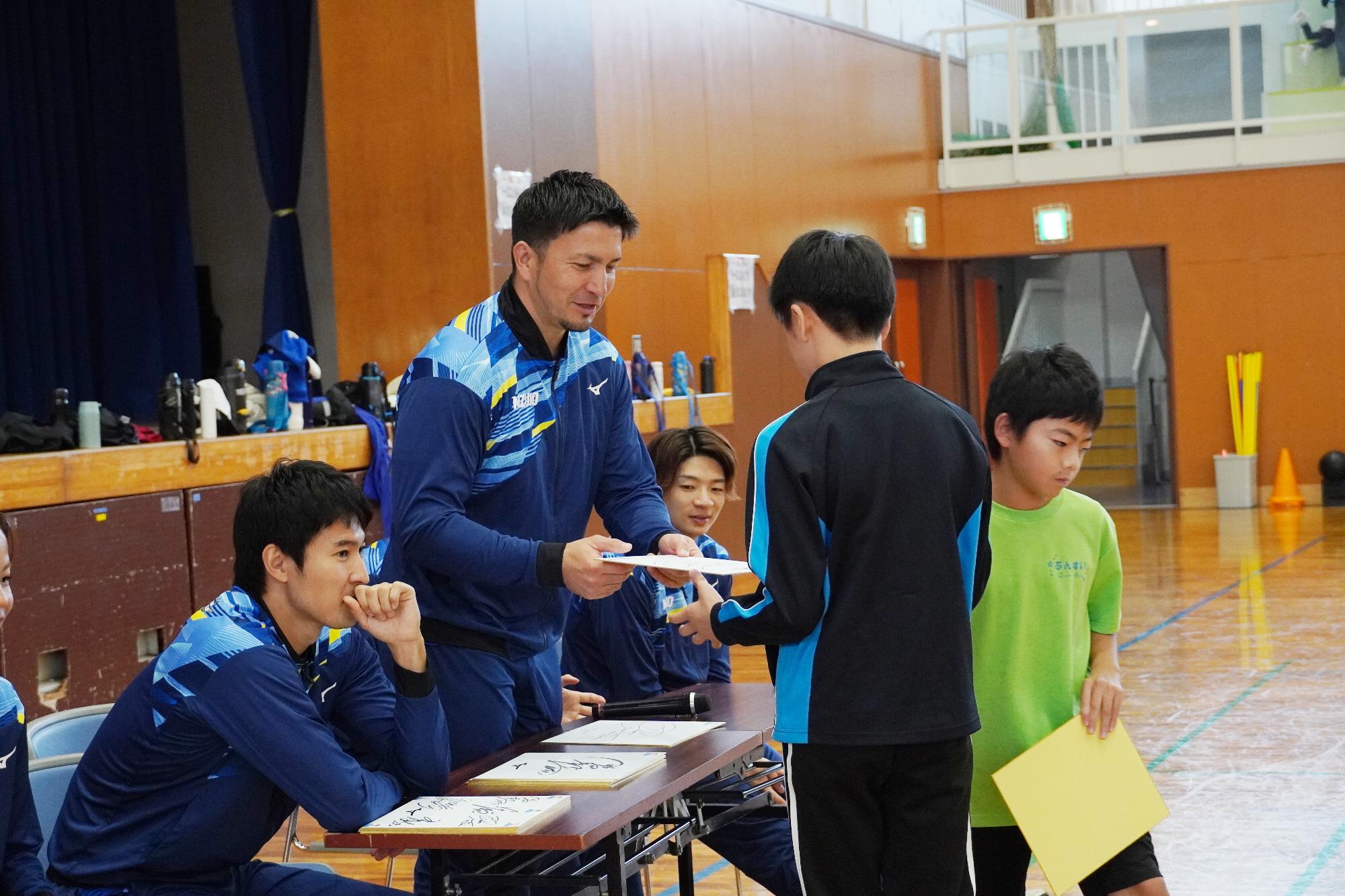 サインを渡すとき