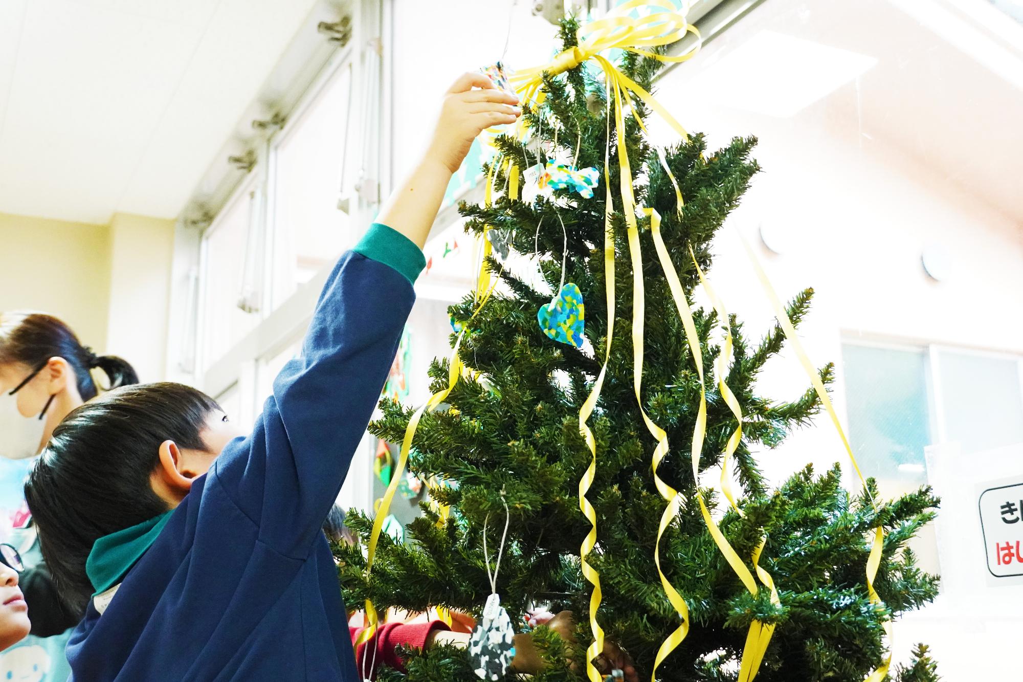 飾り付けをする子供