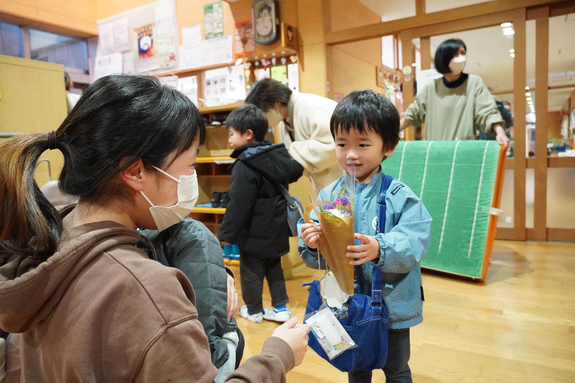 花束を渡す様子