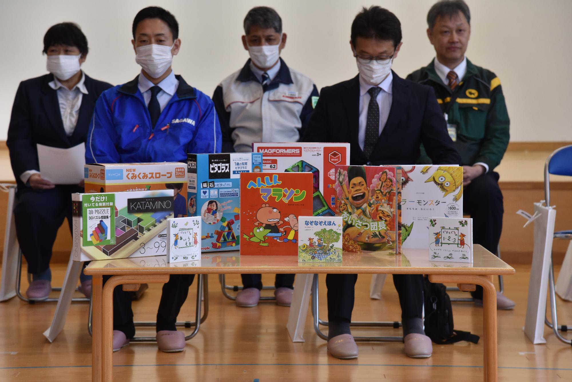 贈呈の図書、玩具の一部