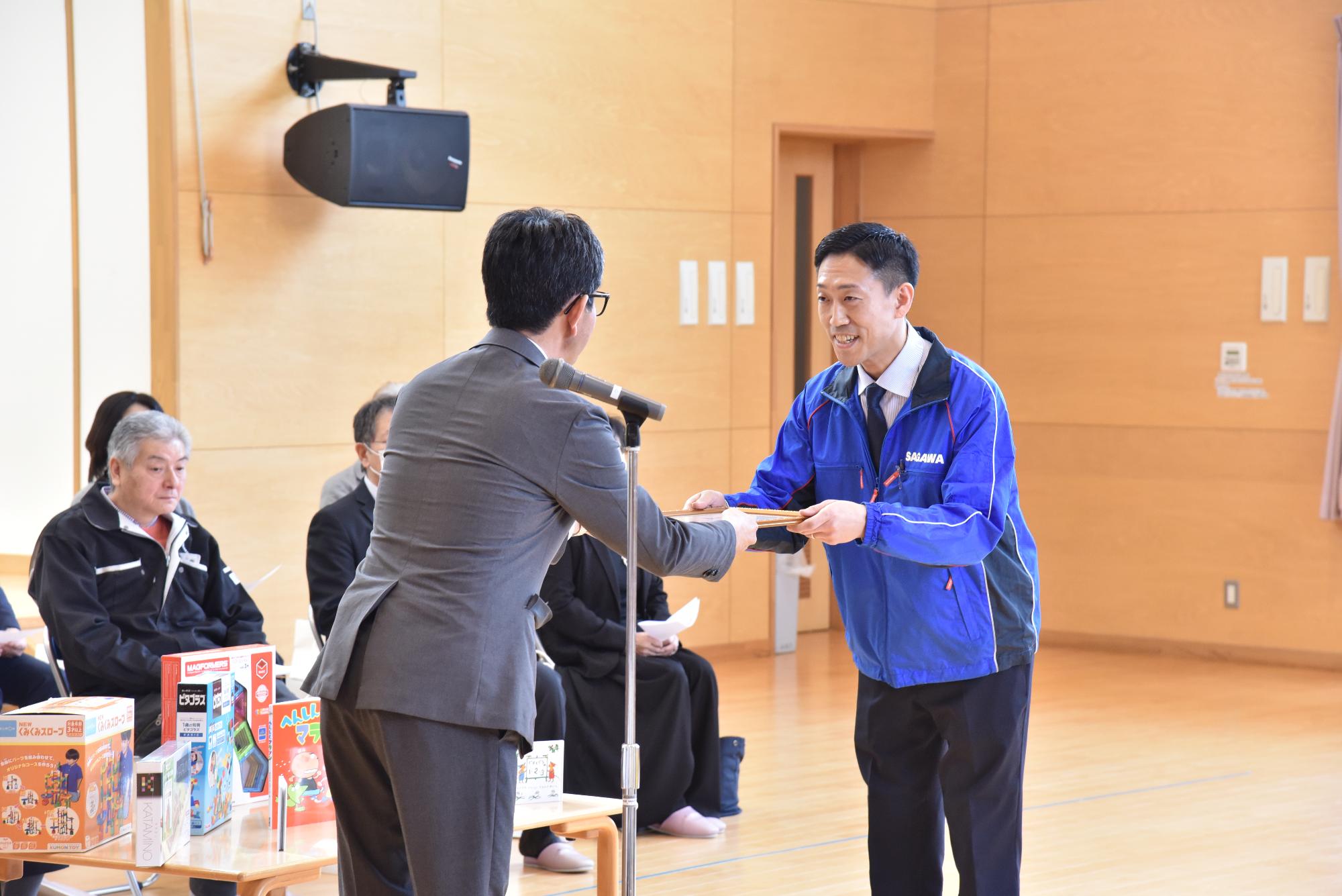 市から事業者代表者へ感謝状の贈呈