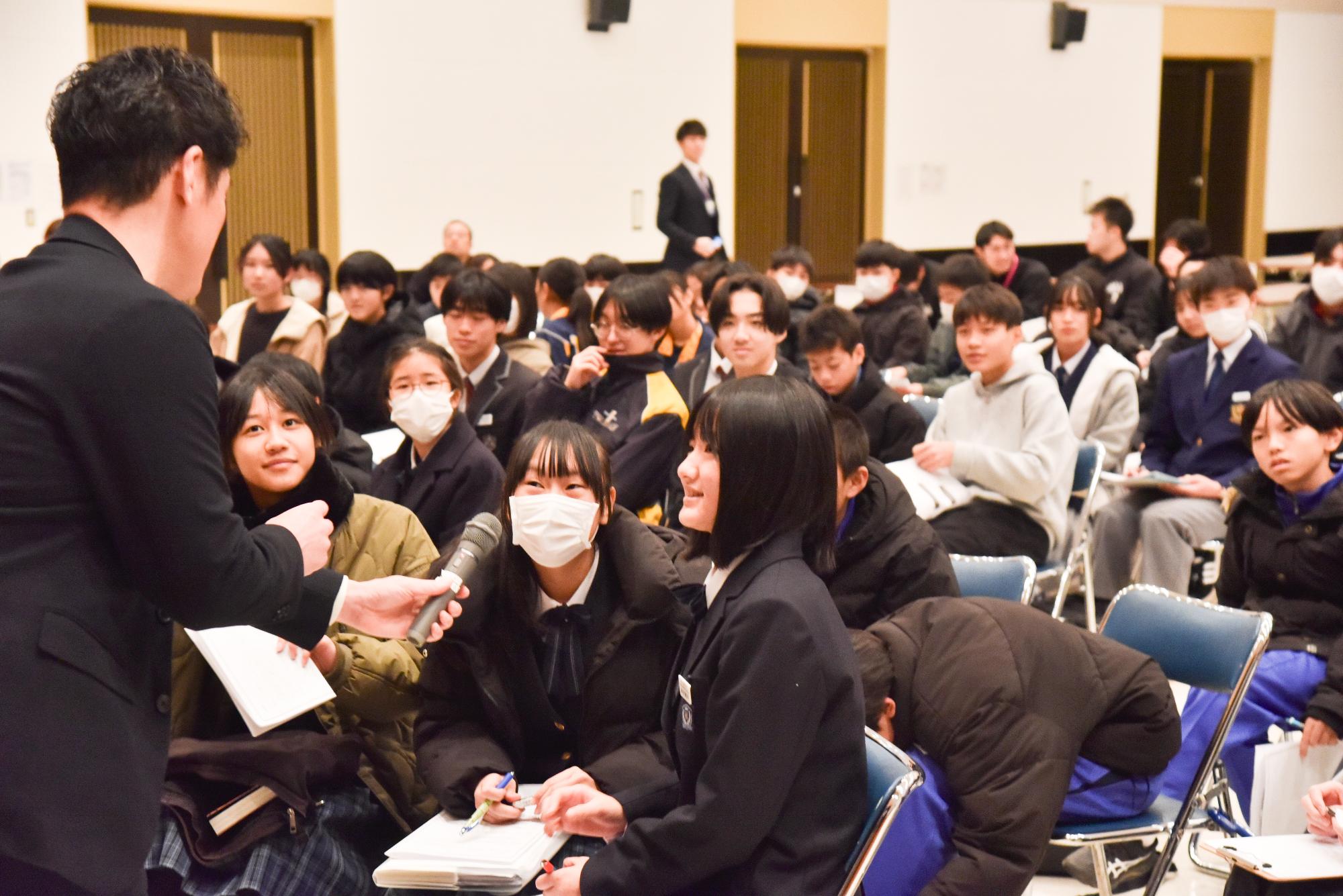 生徒の考えを聞く堀さん