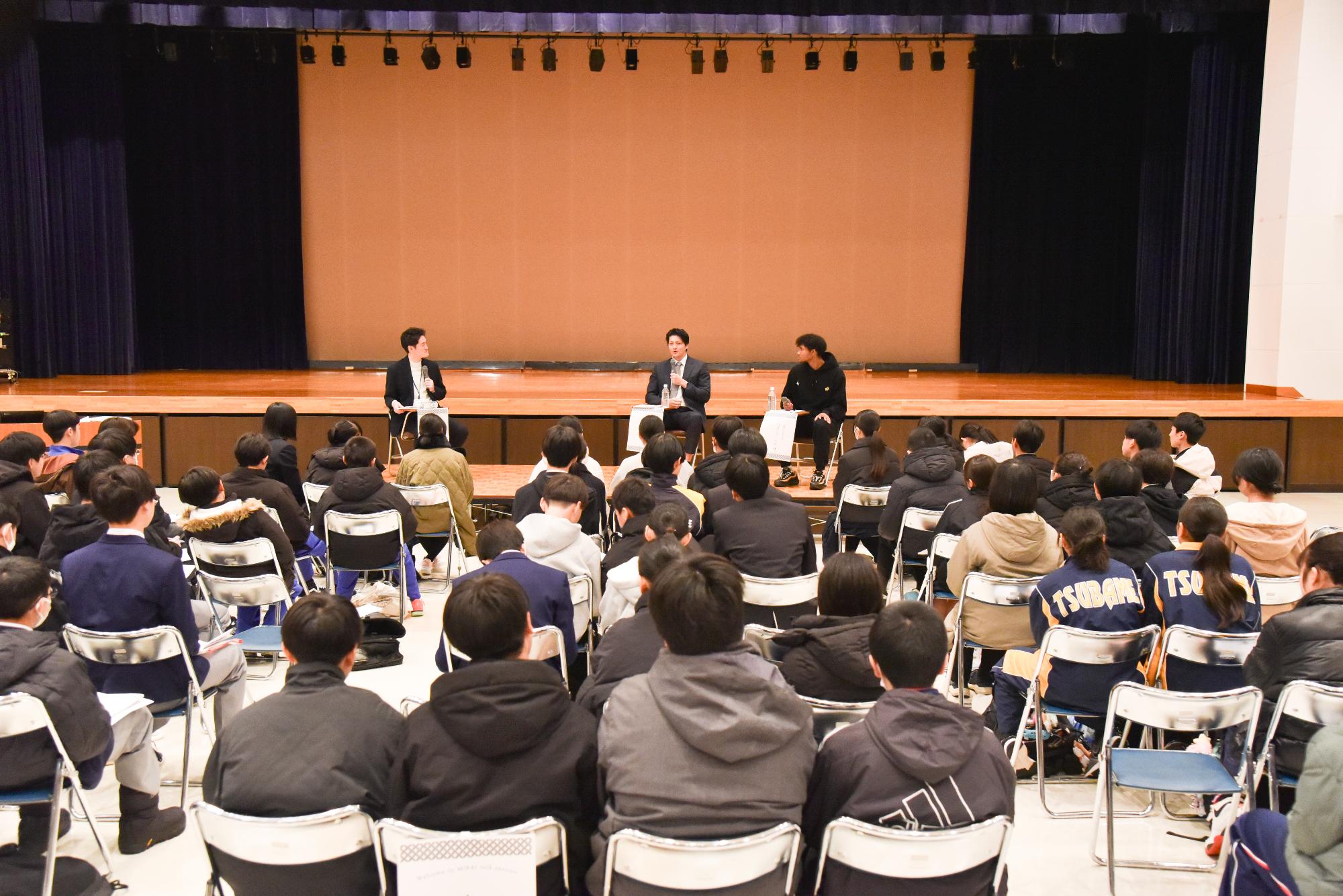 講師の佐藤さんとバガンブーラさんとコーディーネーターの堀さん