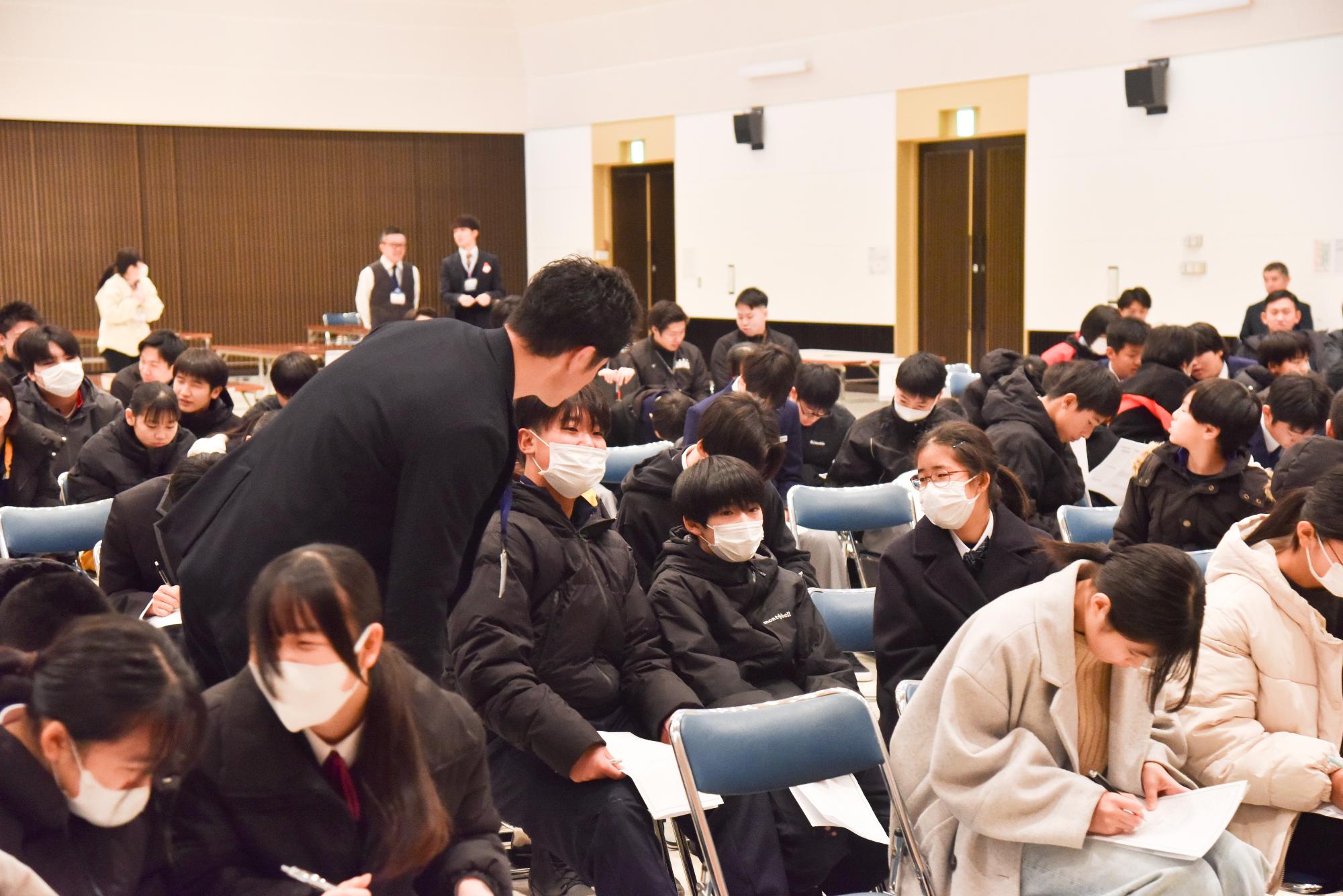 生徒の考えを聞く堀さん