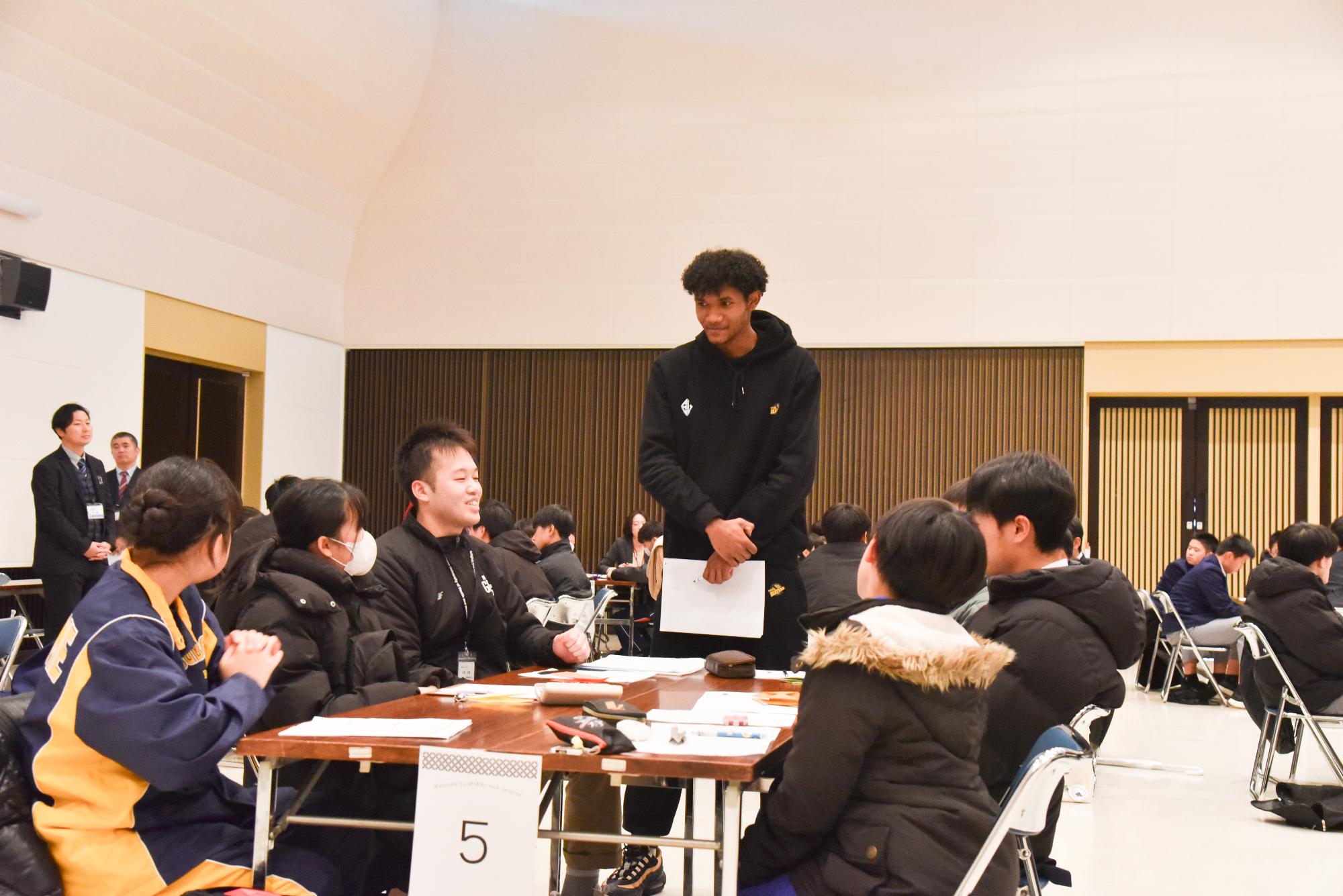 ワークショップに参加するバガンブーラさん