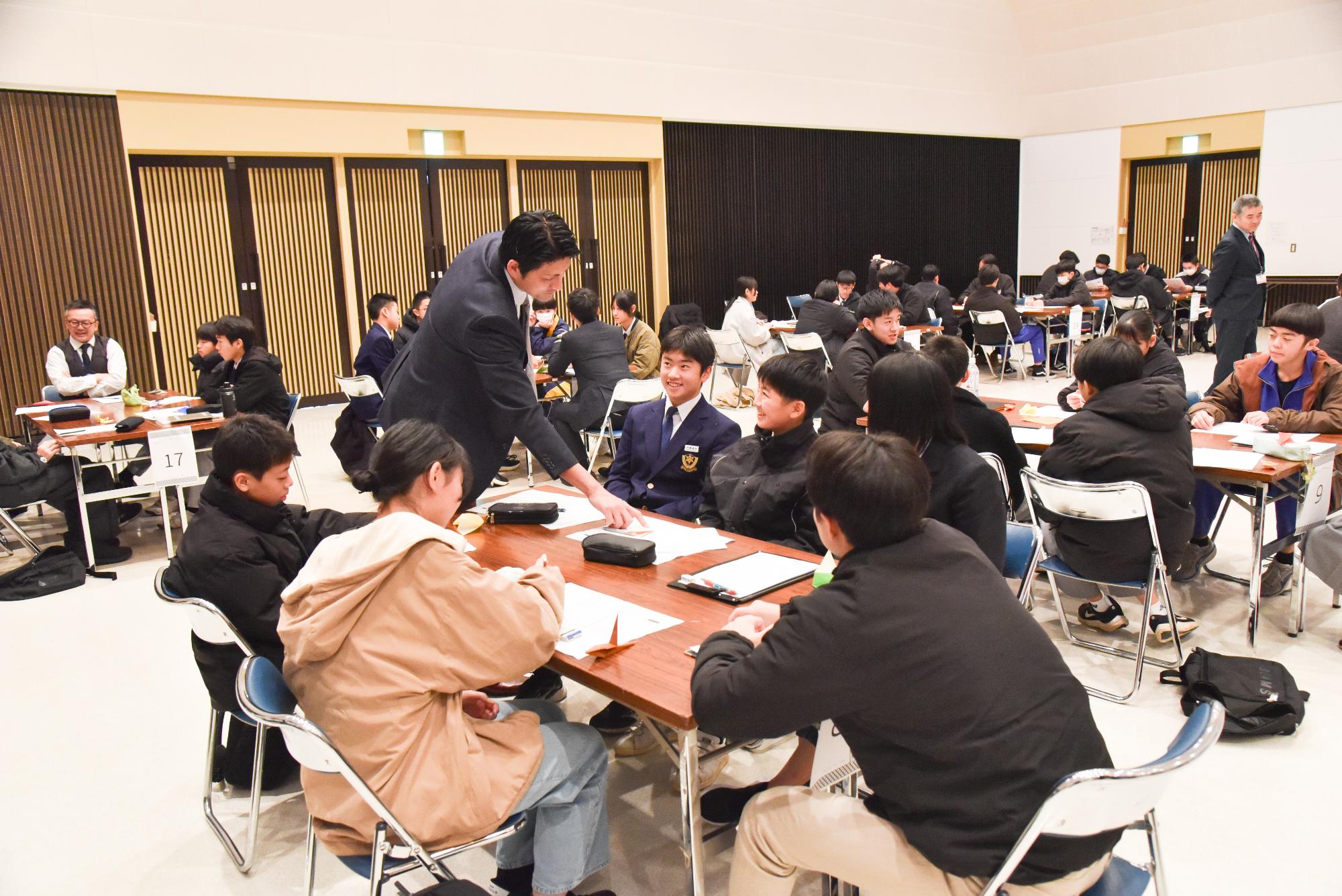 ワークショップに参加する佐藤さん