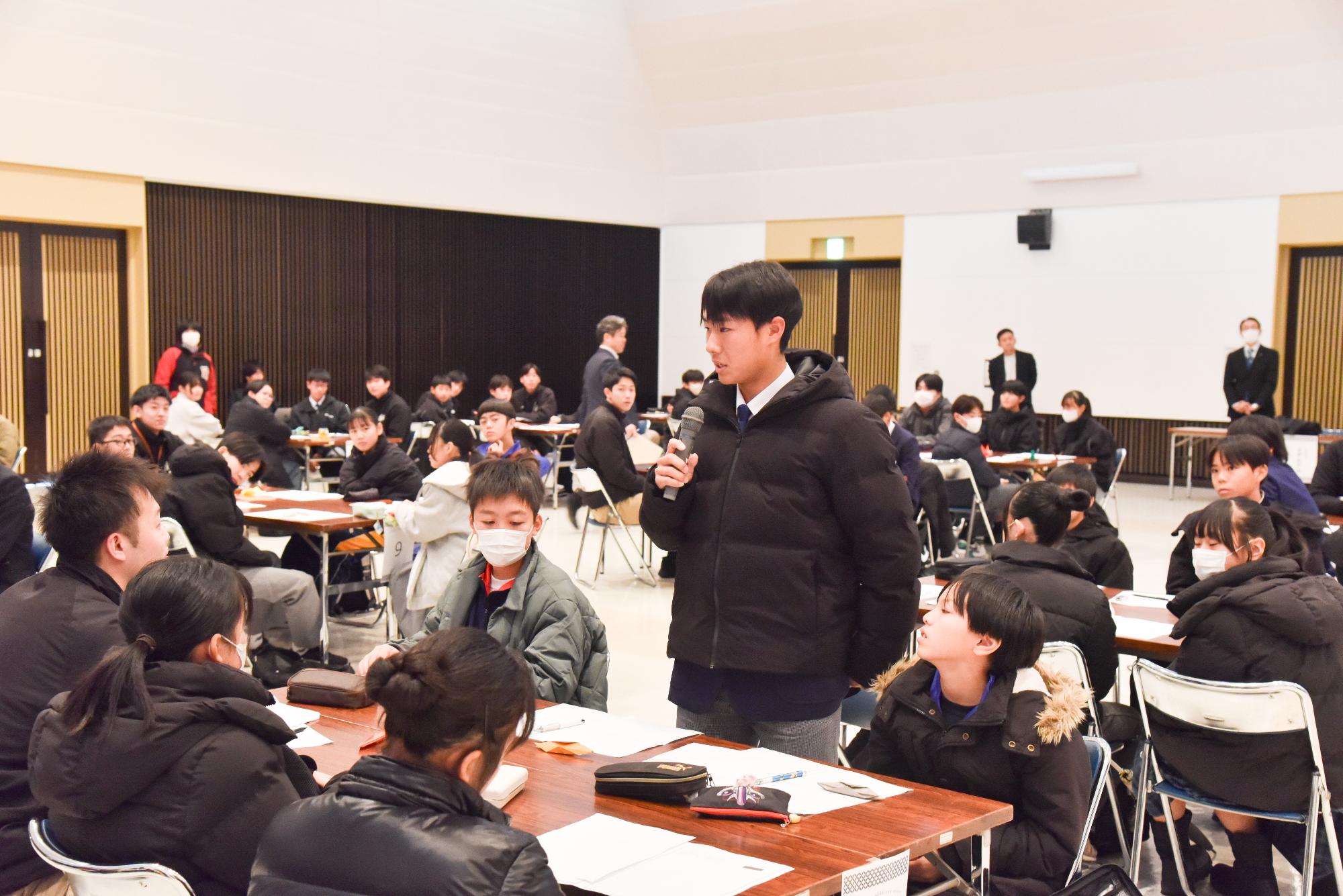 意見を発表する生徒