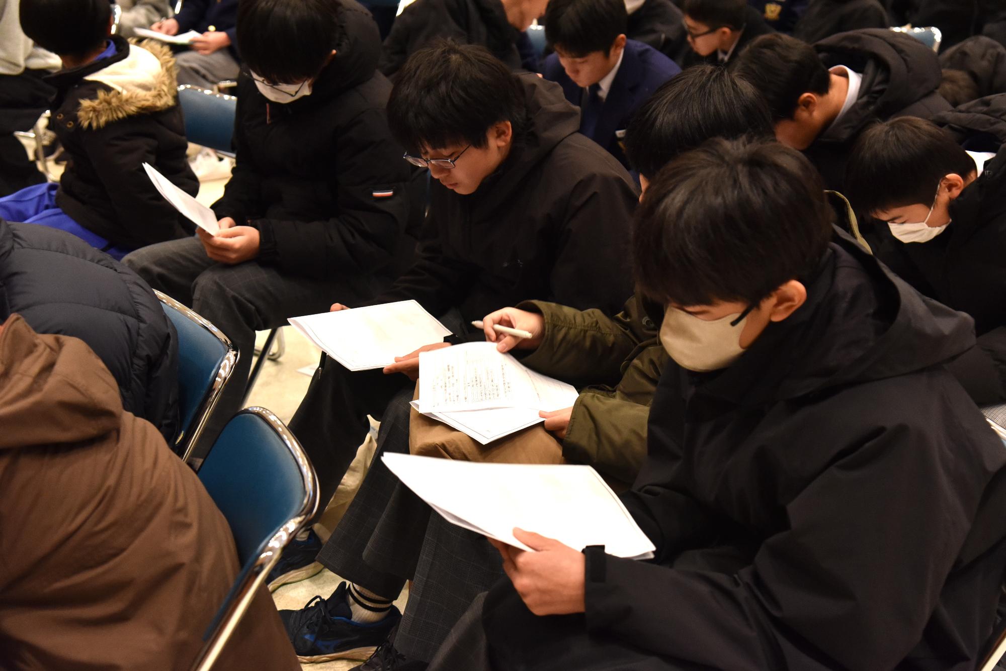 講義内容のメモを取る参加生徒