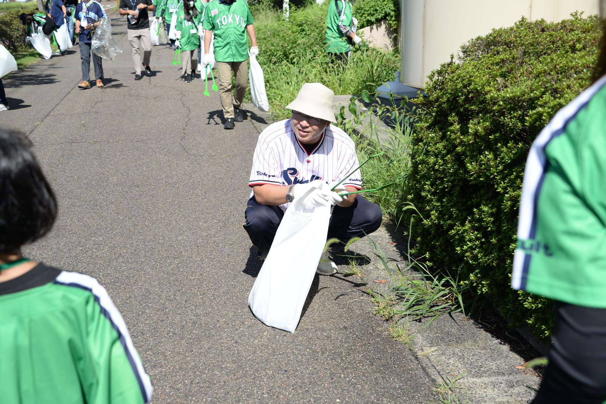 ごみ拾い中の真中さん