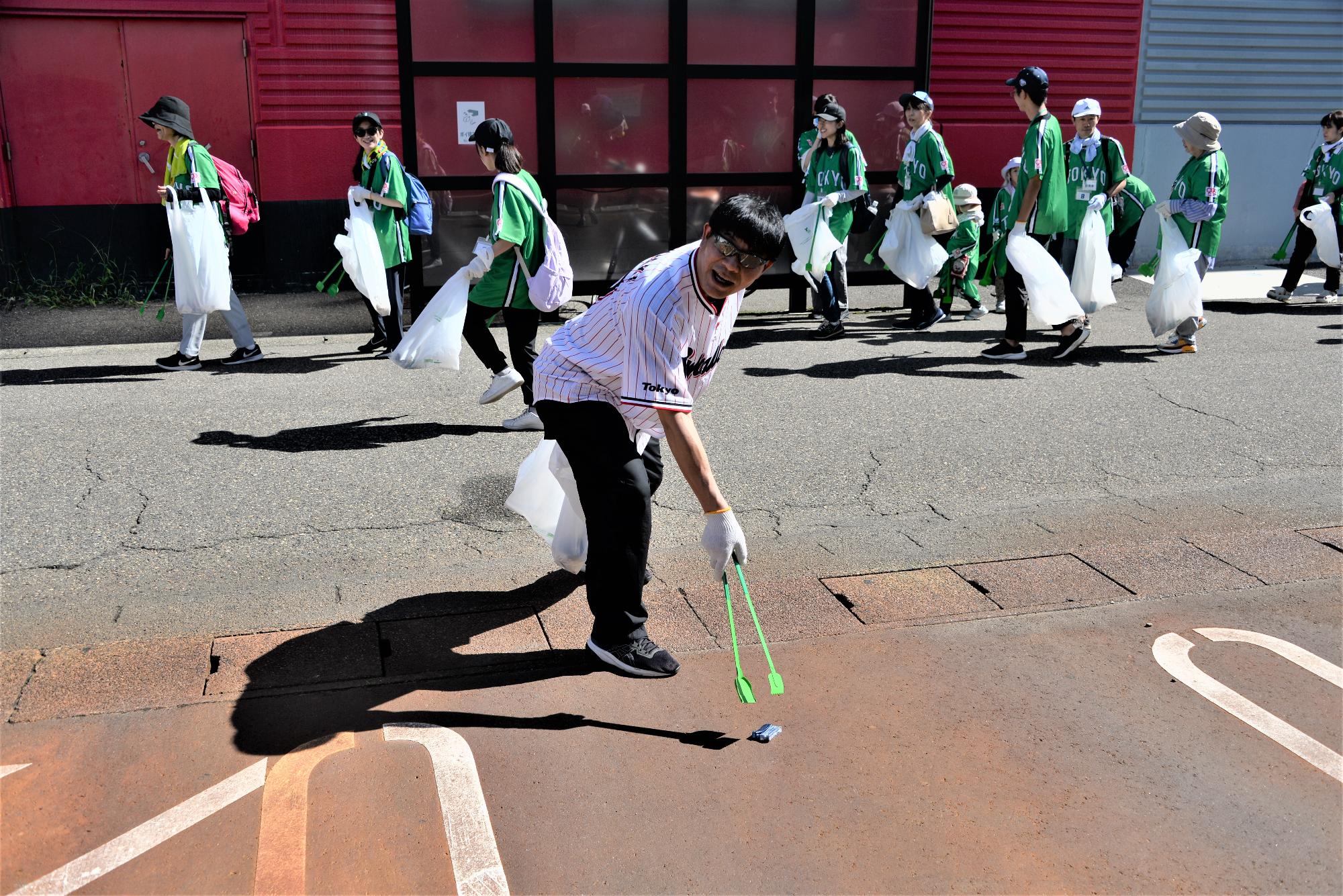 ごみを拾う川崎さん