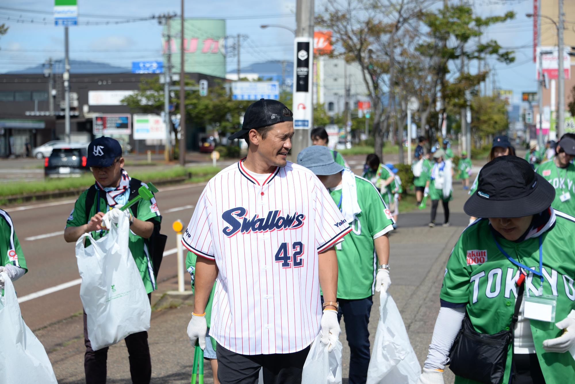 参加者とゴミ拾い中の坂口さん