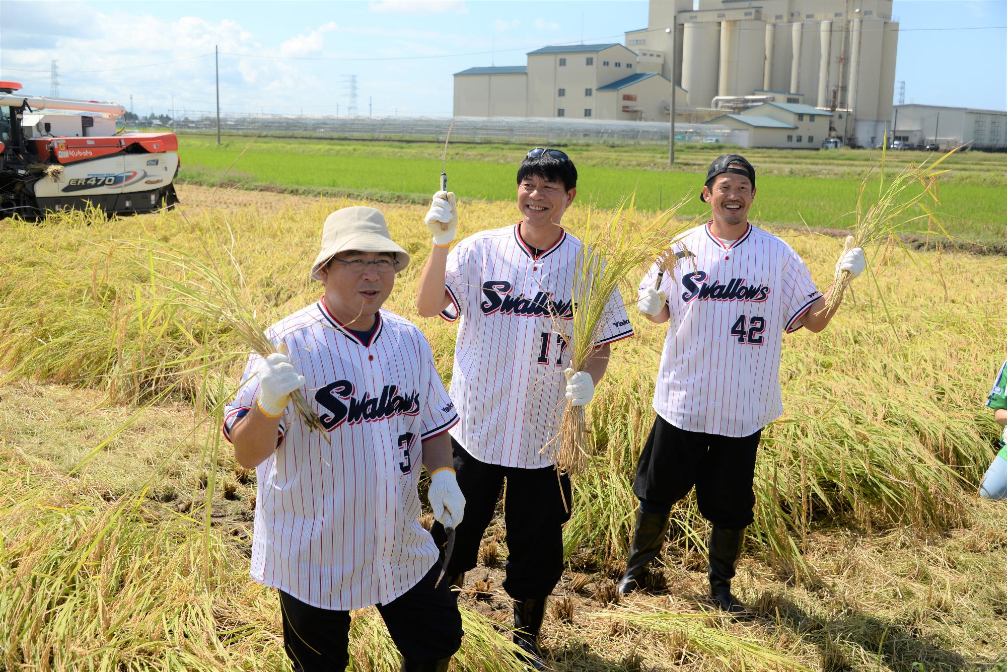 買った稲を持つ真中さん、川崎さん、坂口さん