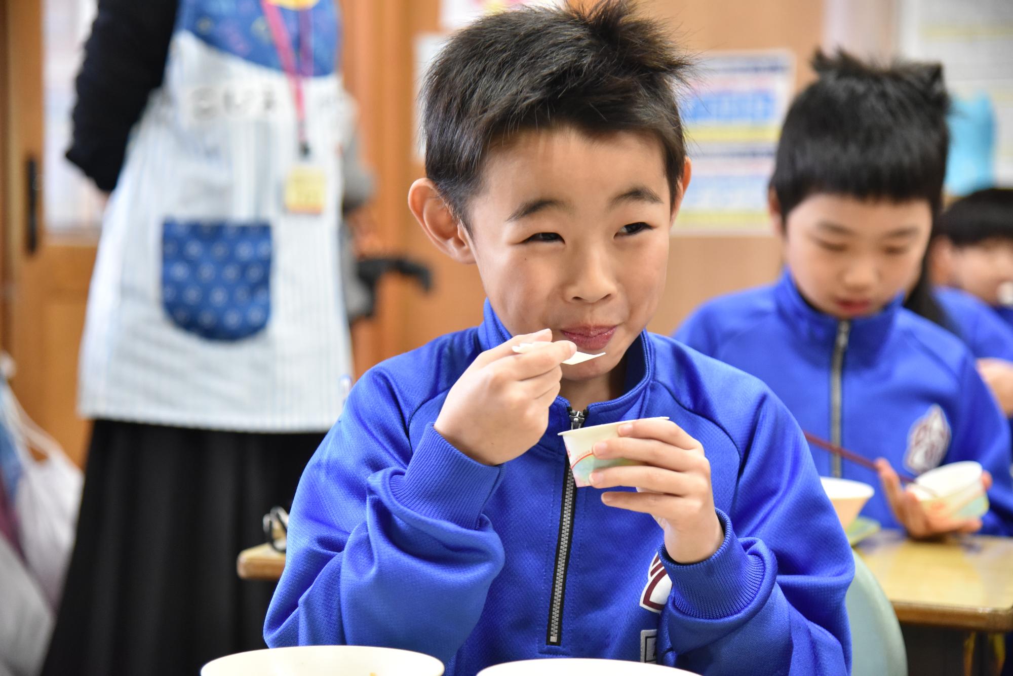 給食を楽しむ様子