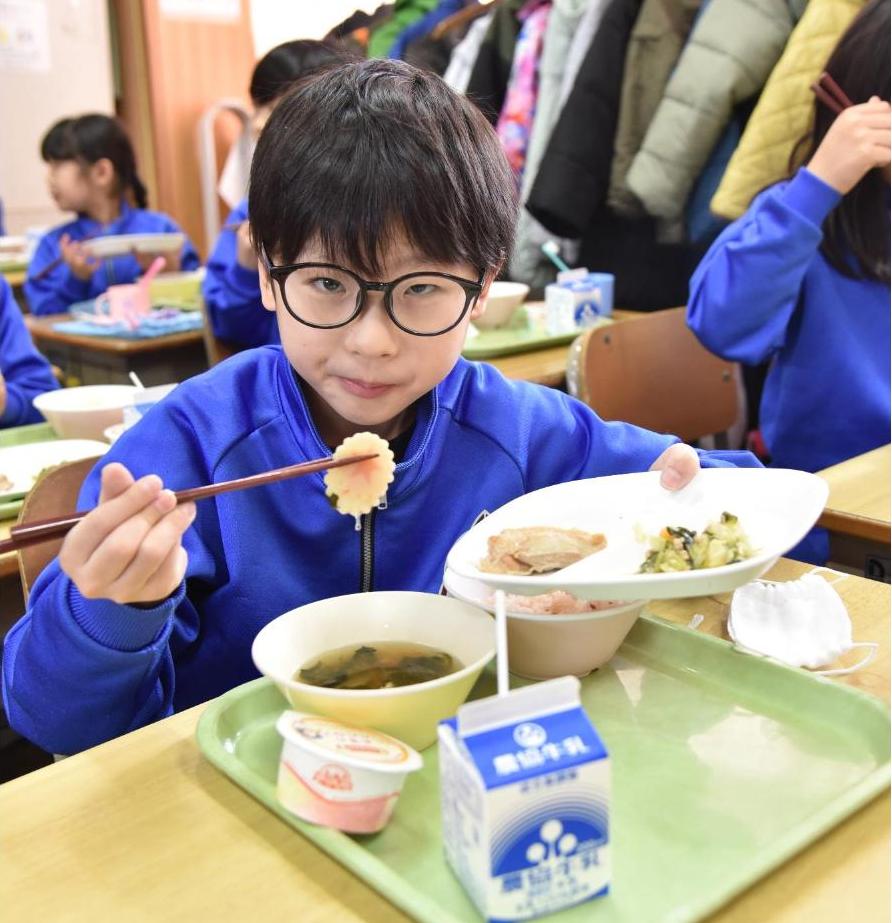給食を楽しむ様子