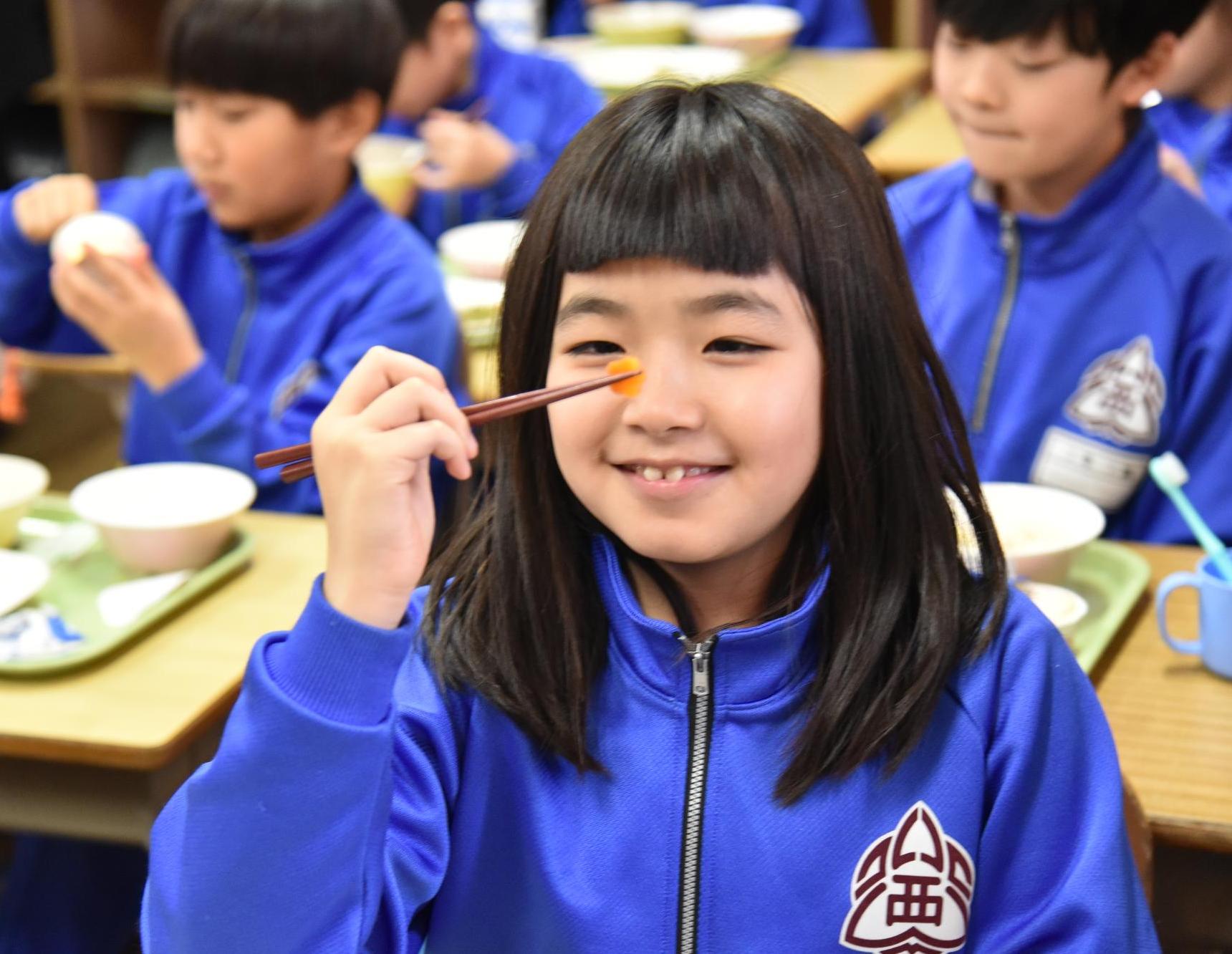 給食を楽しむ様子
